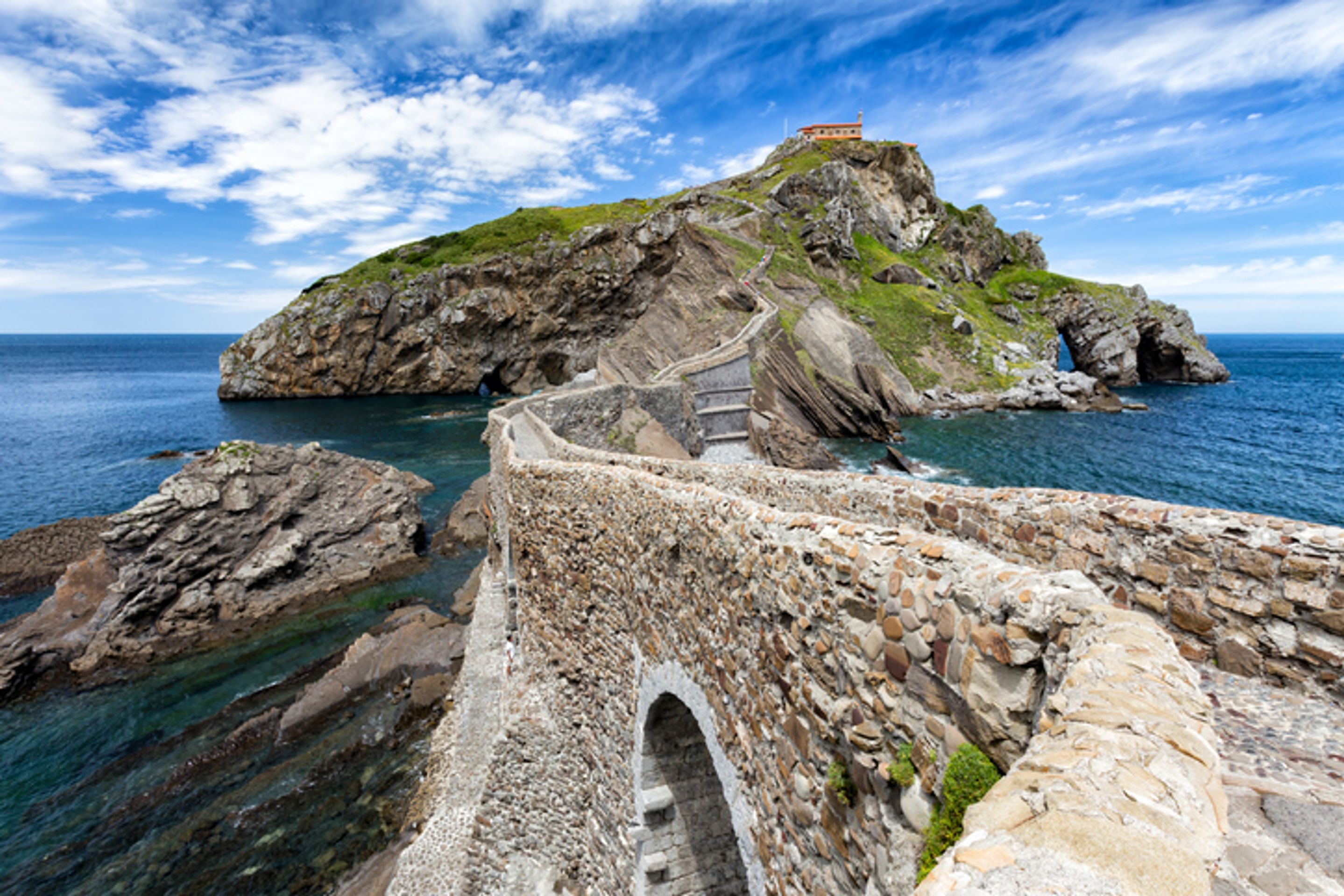 Hra o trůny - ostrov Gaztelugatxe u Biskajského pobřeží - GALERIE: Místa, kde se natáčel seriál Hra o trůny (6/7)