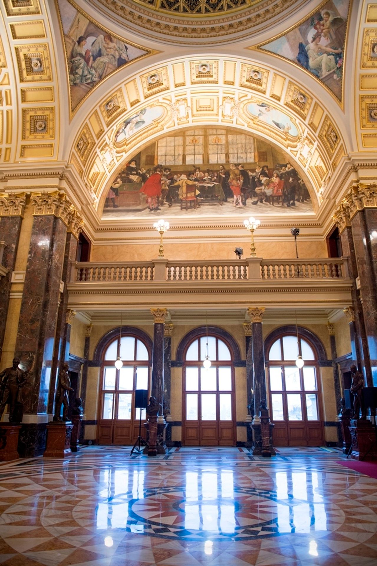 Na vstup do Národního muzea lidé čekají hodinové fronty - 5 - GALERIE: Fronty před Národním muzeem (16/34)