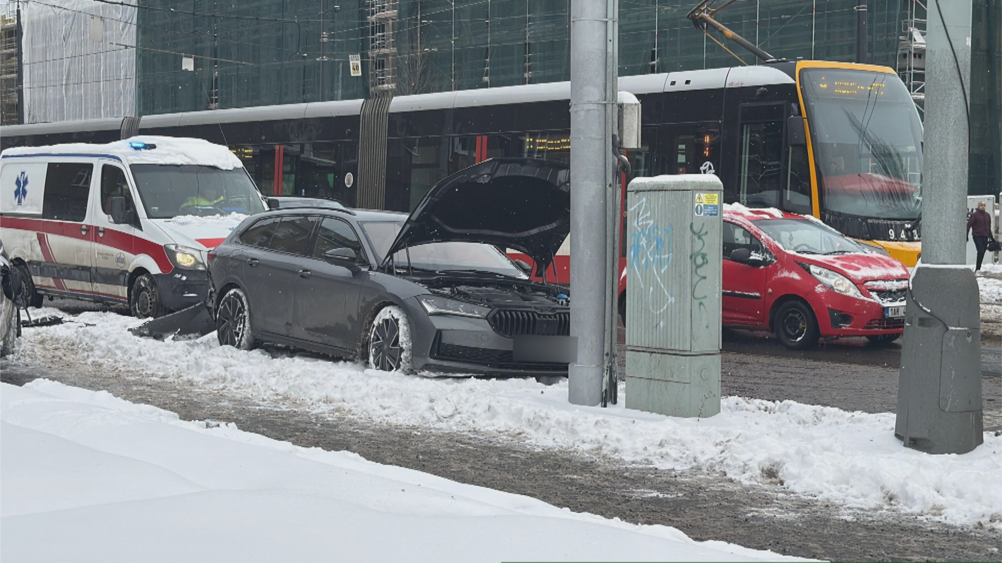 Nehoda sanitky s dvěma osobními vozy v Praze - Dopravní nehoda sanitky a dvou osobních aut v Praze (6/8)