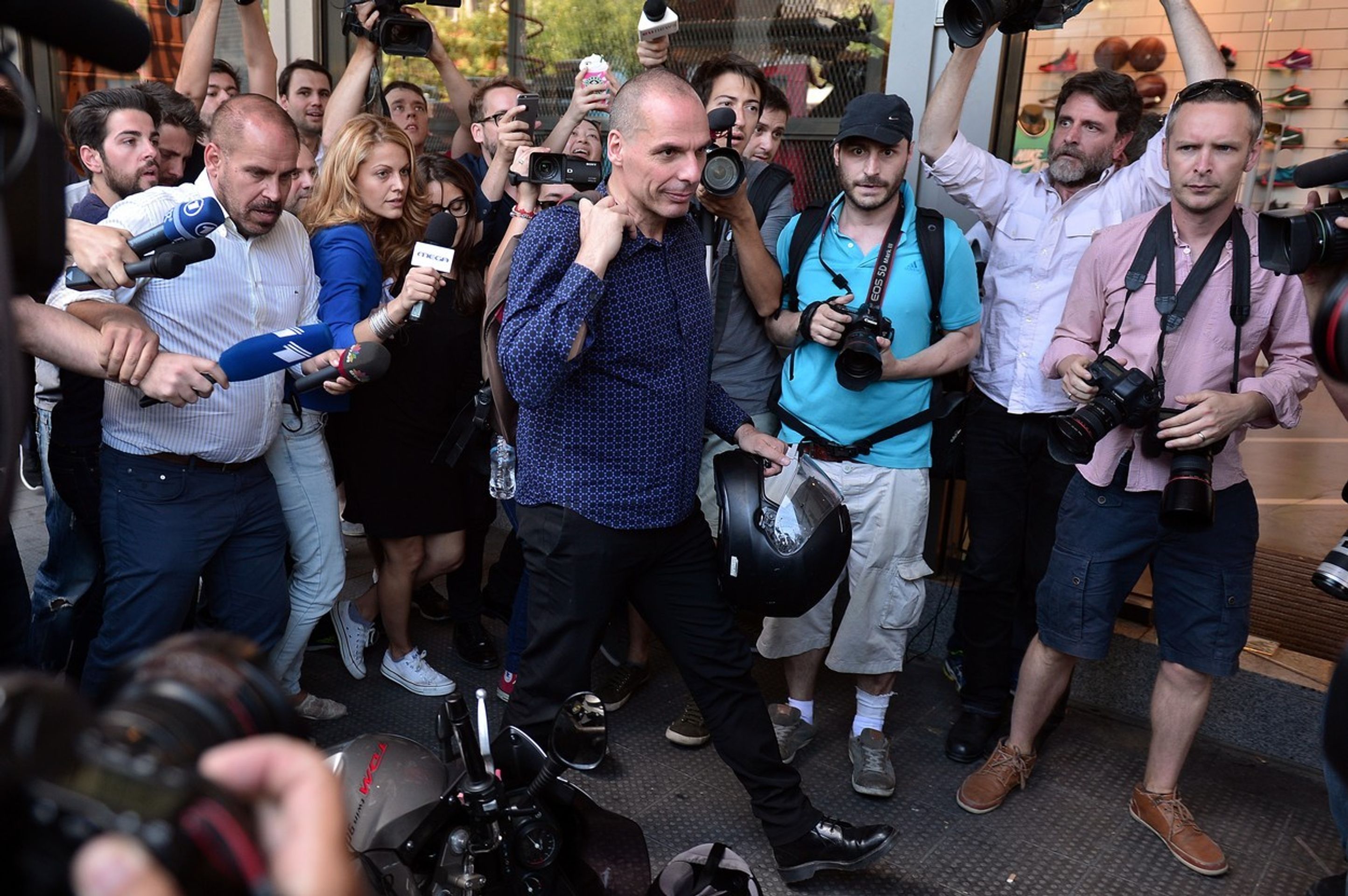 Janis Varufakis rezignoval a odjel na motorce - 3 - GALERIE: Janis Varufakis opouští řecké ministerstvo financí (3/5)