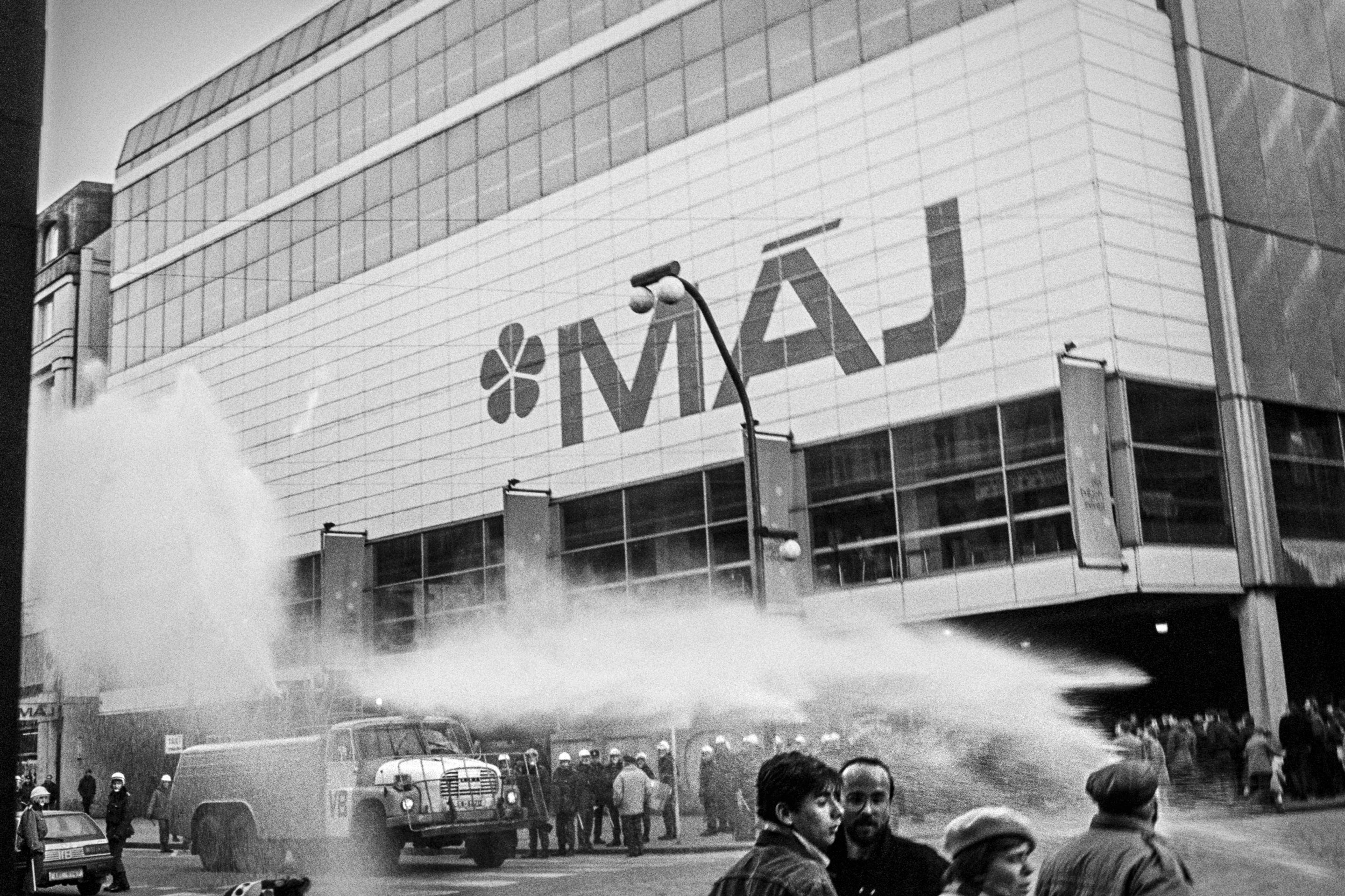 Historické fotografie z revolučního roku 1989 - 16 - GALERIE: Historické fotografie z revolučního roku 1989 (16/20)