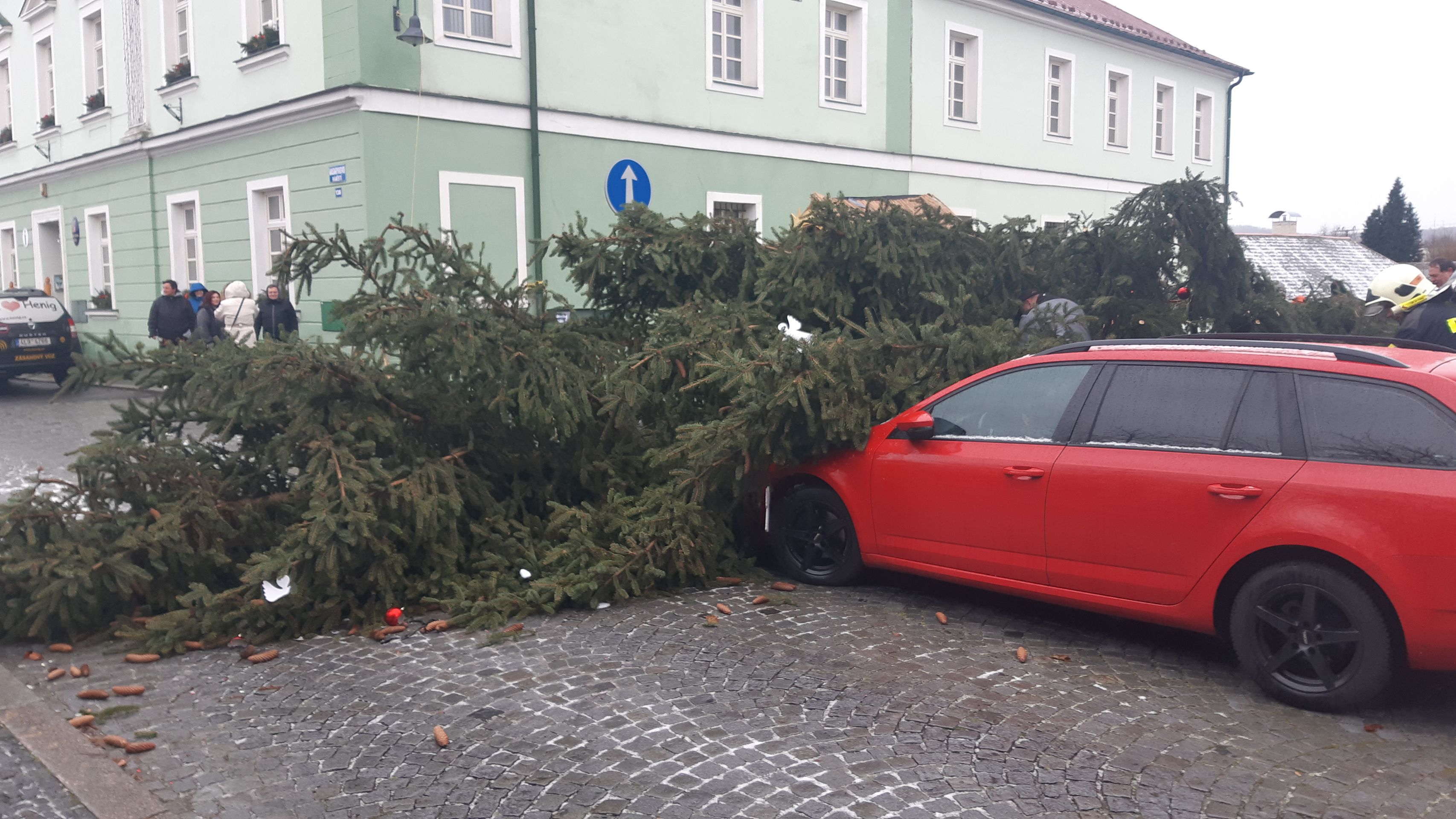 Pád stromu v Dubé - Vánoční strom ve Slaném a v Dubé spadl (6/6)