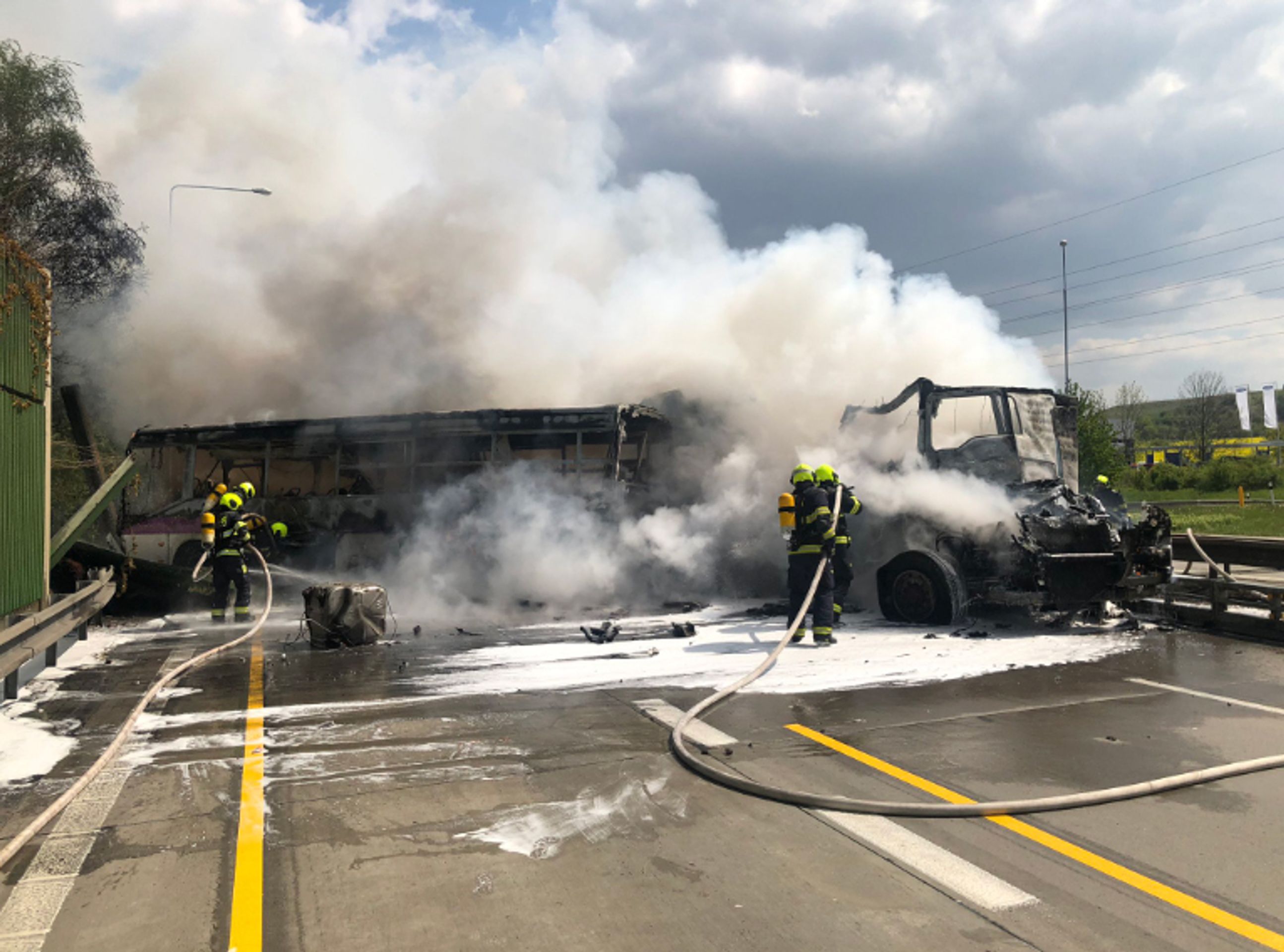 Nehoda autobusu a tahače - 1 - GALERIE: Nehoda autobusu a kamionů na pražském okruhu (1/30)
