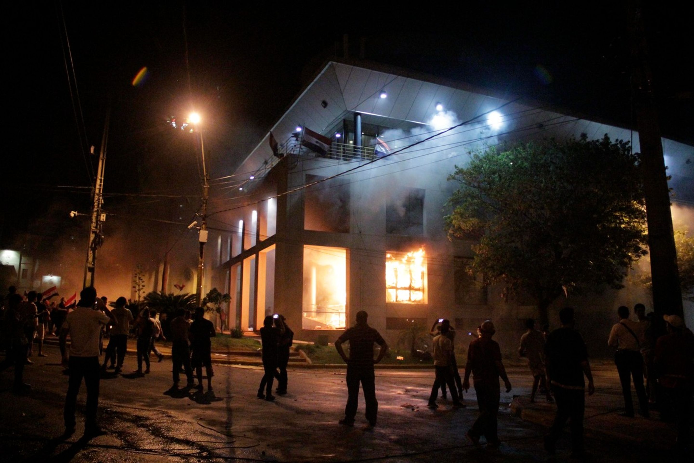 Budova Kongresu v Praguayi hoří - GALERIE: Protesty v hlavním městě Paraguaye (5/7)
