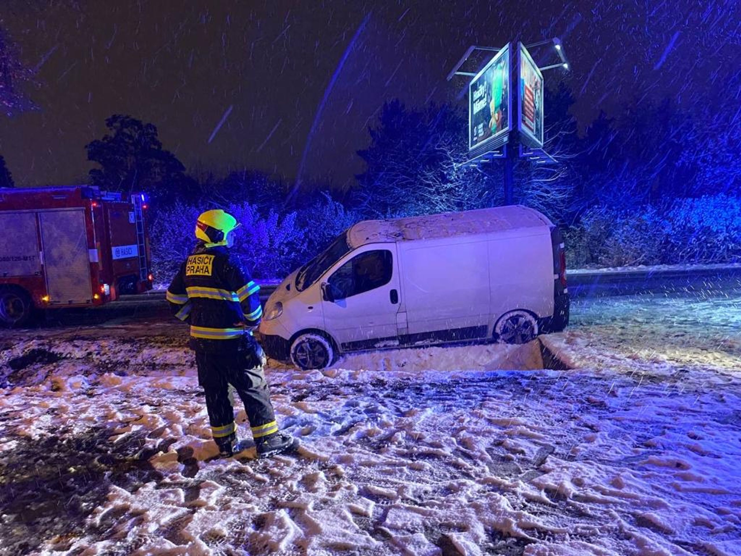 Sníh komplikuje dopravu v Praze - Do Česka dorazil sníh (1/17)