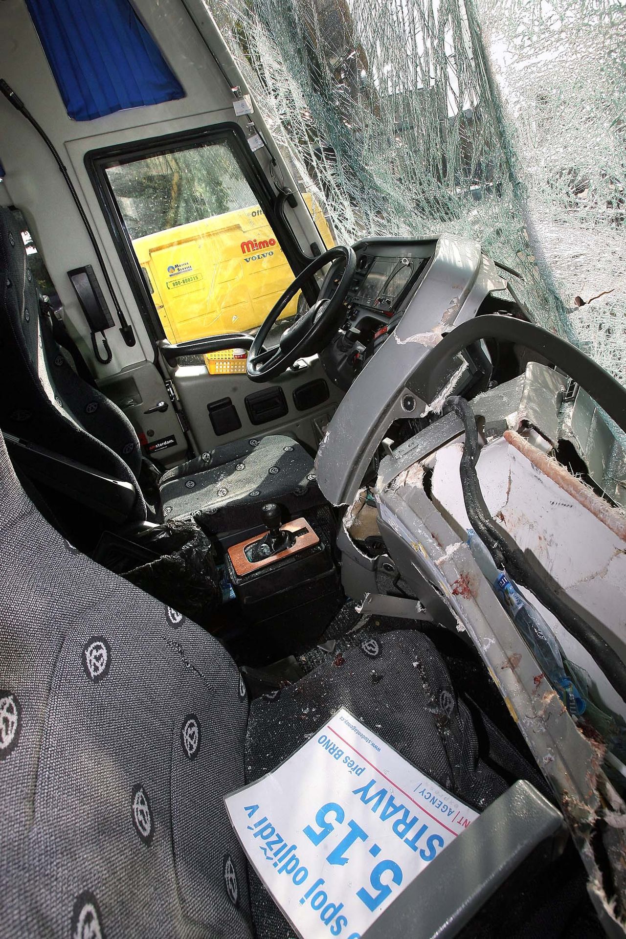 Autobus Student Agency po havárii v Itálii - GALERIE: Autobus Student Agency havaroval v Itálii (1/7)