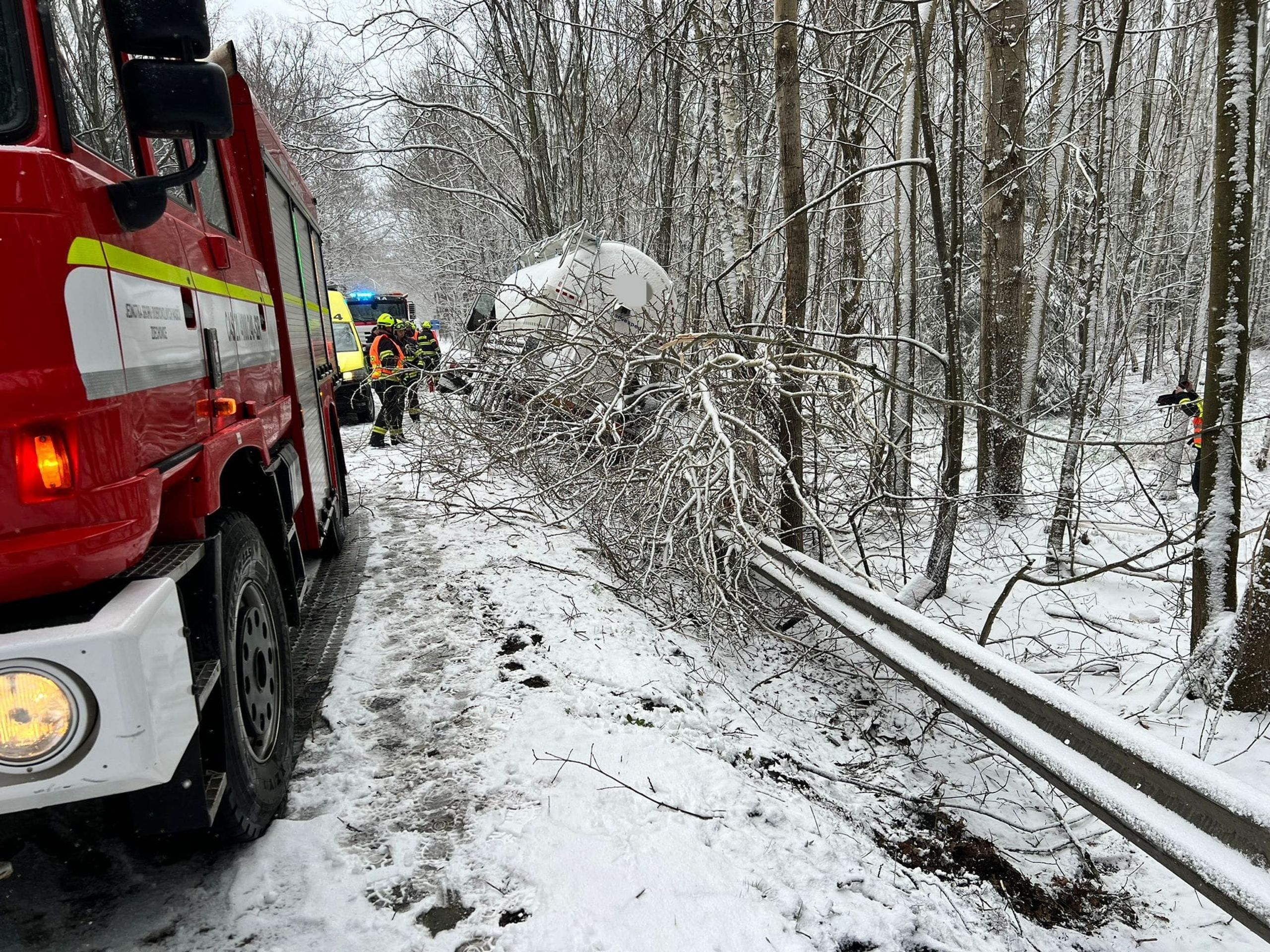 Dopravní nehoda (14) - Husté sněžení komplikuje dopravu (11/21)