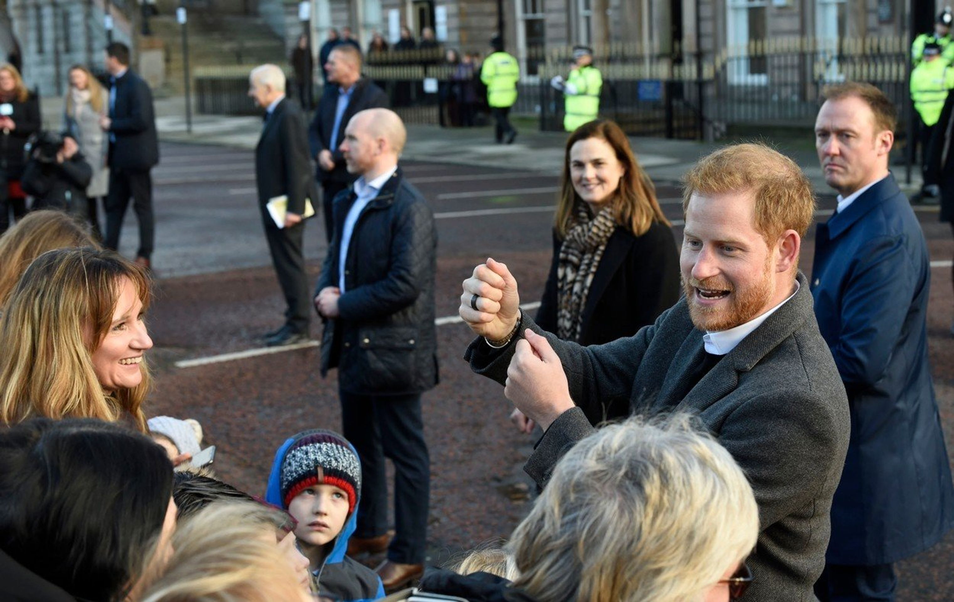 Princ Harry bavil děti - GALERIE: Meghan a Harry v Birkenheadu (3/7)