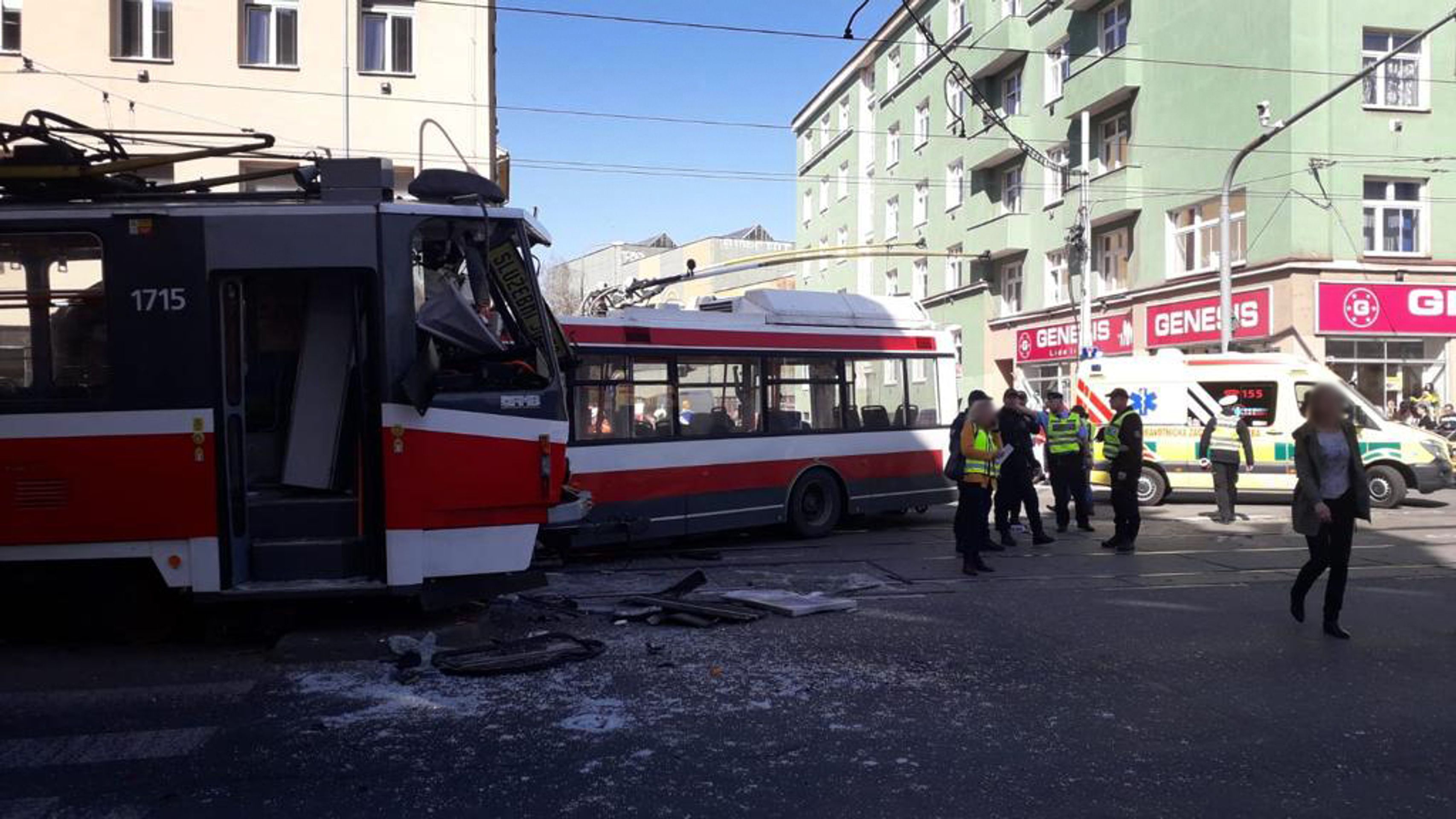 Srážka tramvaje a trolejbusu v Brně - 1 - GALERIE: Srážka tramvaje a trolejbusu v Brně (15/16)
