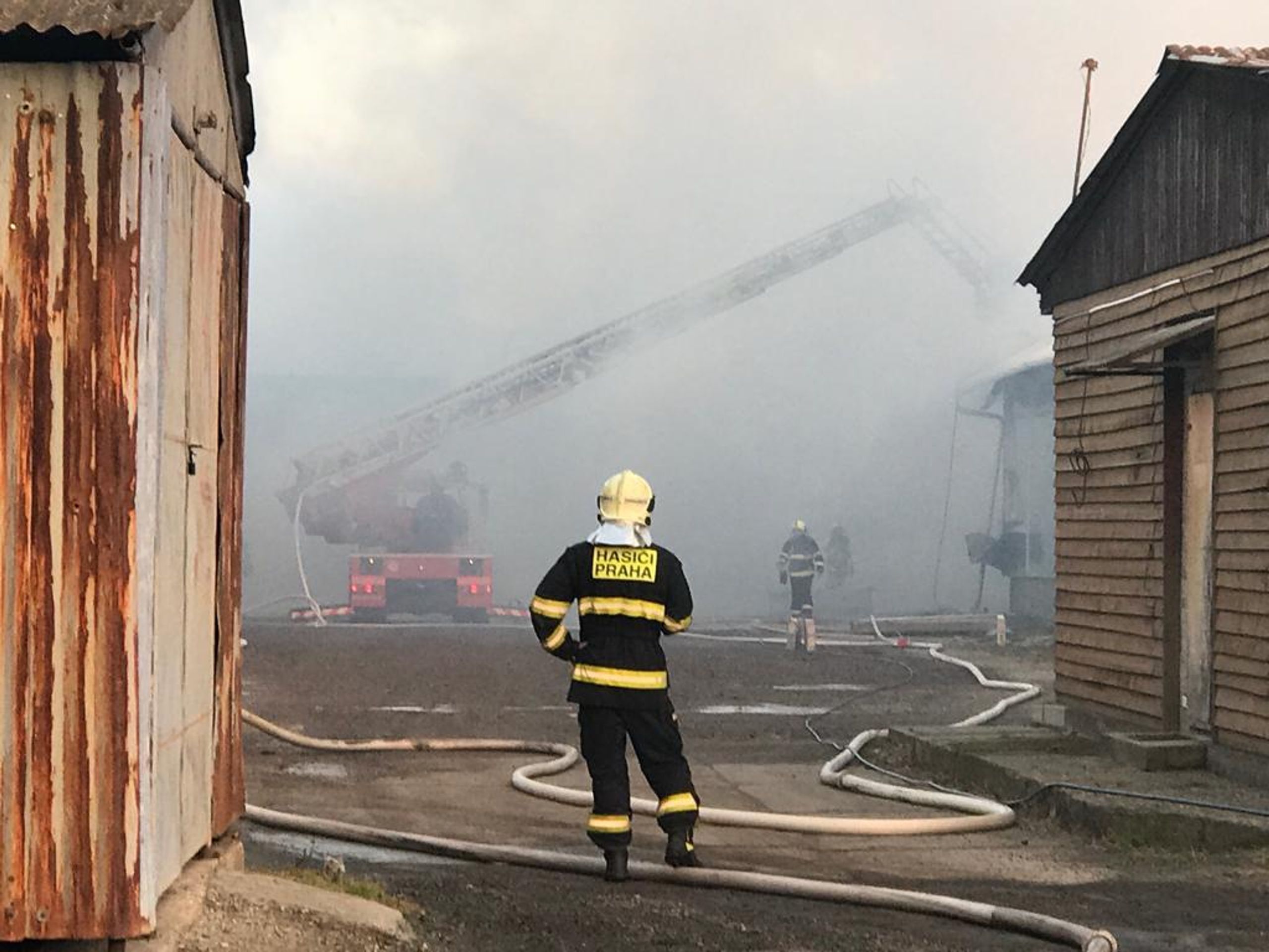 Požár haly s pyrotechnikou v Horních Počernicích - 7 - GALERIE: Požár haly s pyrotechnikou v Horních Počernicích (5/27)