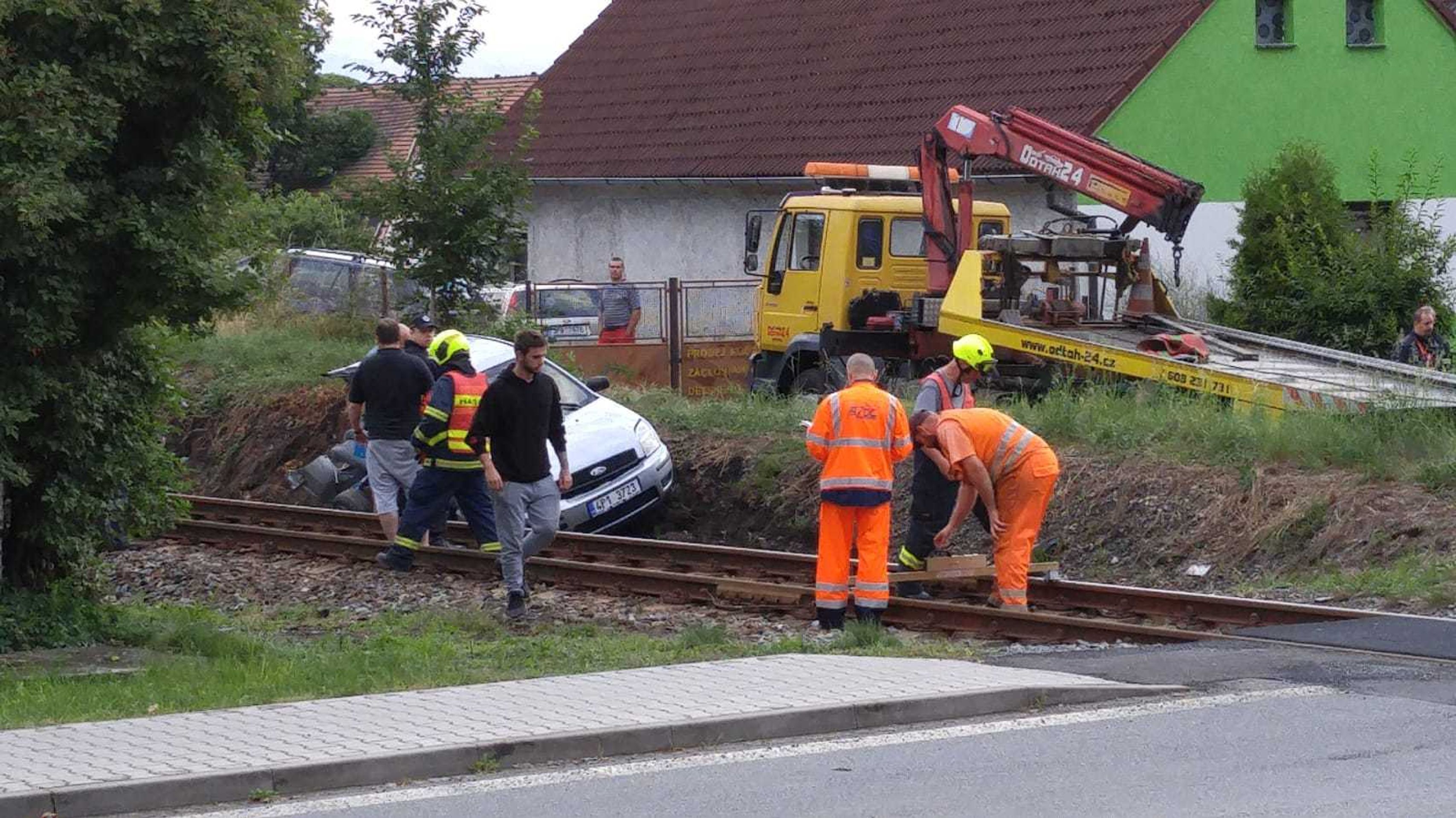 Srážka vlaku s autem na Domažlicku - 7 - GALERIE: Střet vlaku s autem na Domažlicku (7/8)