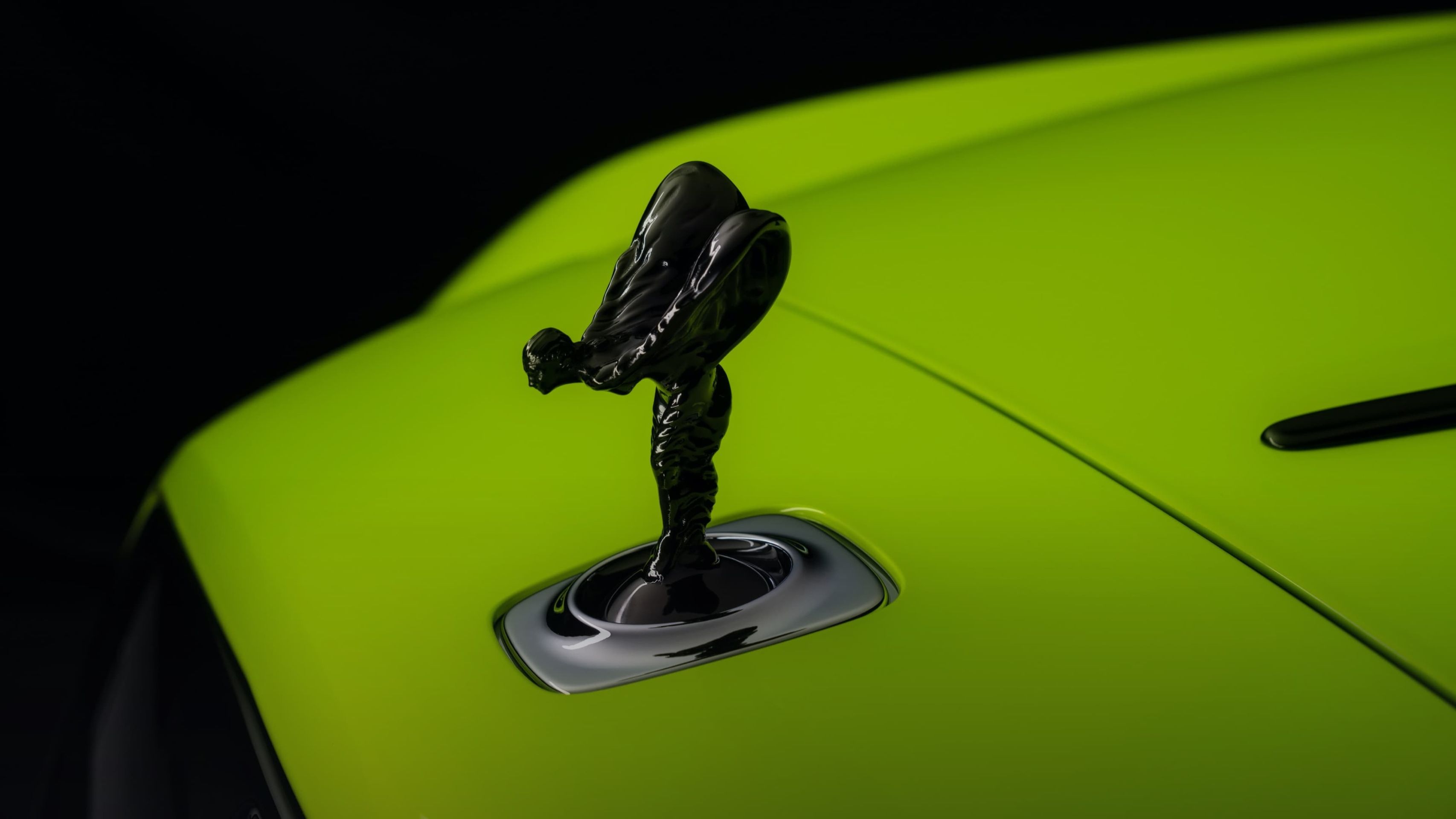 Vozy Rolls-Royce z edice Neon Nights - 23 - Fotogalerie: Jak se vám líbí rollsy v divokých barvách? (3/11)