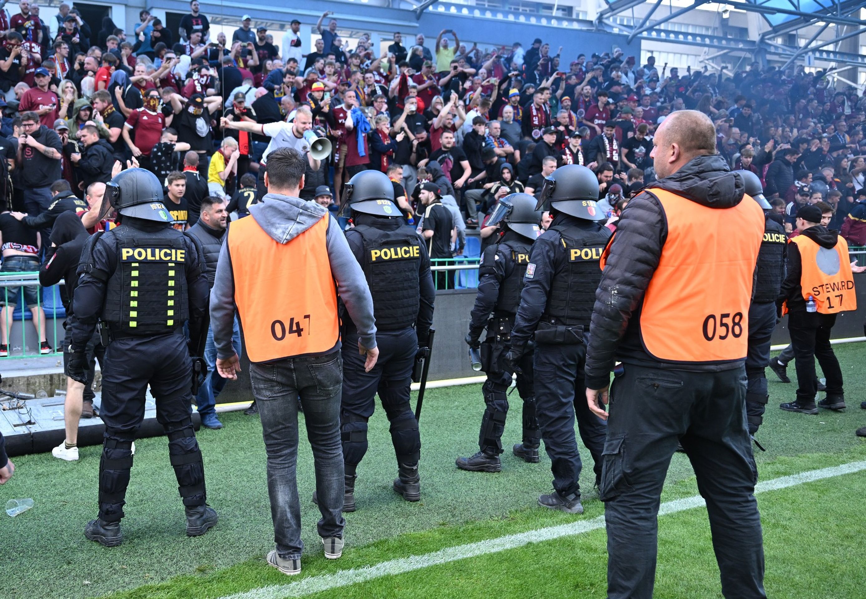 Policejní těžkooděnci zasahovali proti fanouškům Sparty oslavujícím mistrovský titul, 18. 5. 2024 (3) - Zásah policistů proti fanouškům Sparty (3/4)