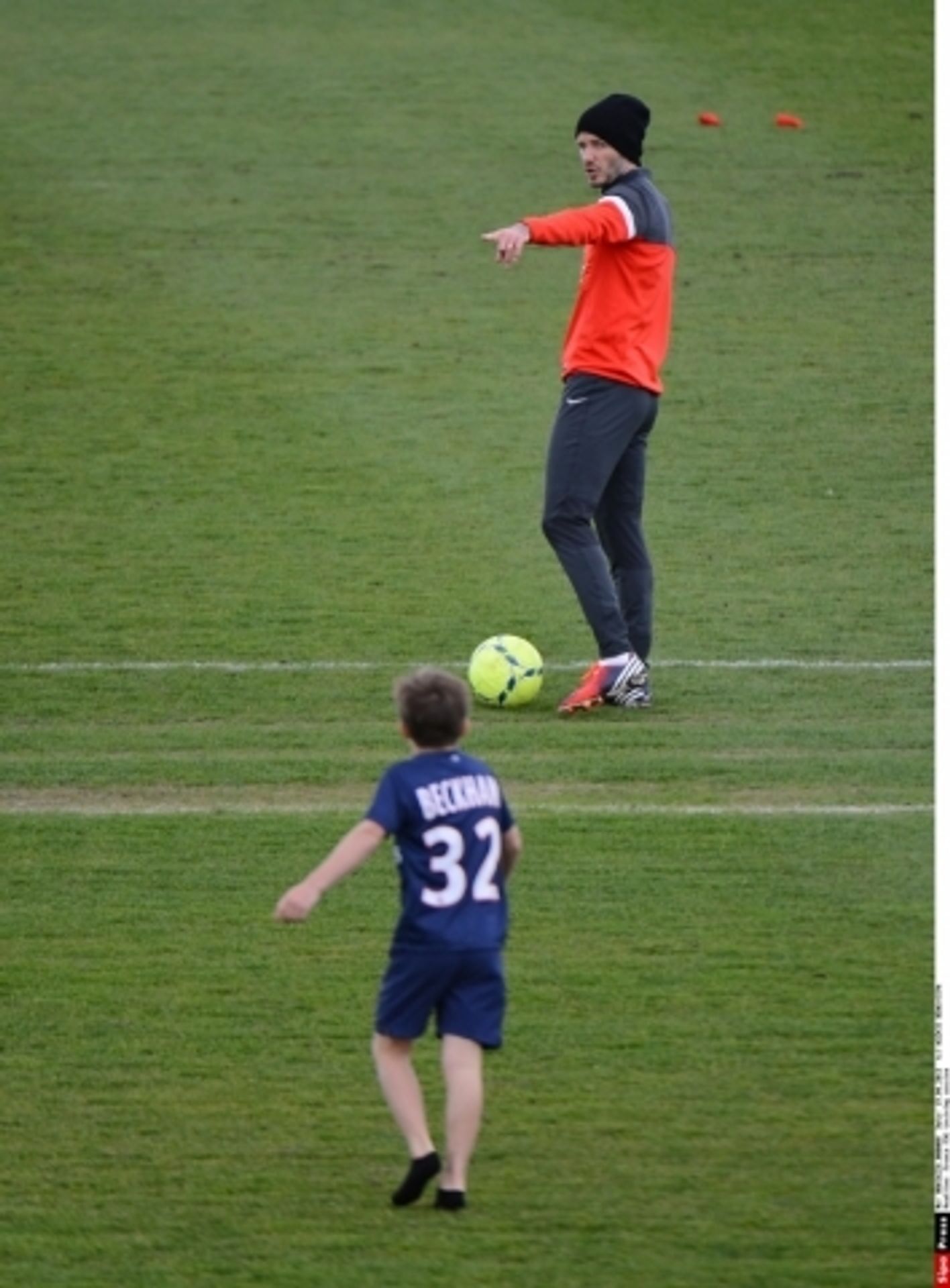 Beckhamovi synové na tréninku PSG - 3 - GALERIE: Beckhamovi synové na tréninku PSG (12/15)
