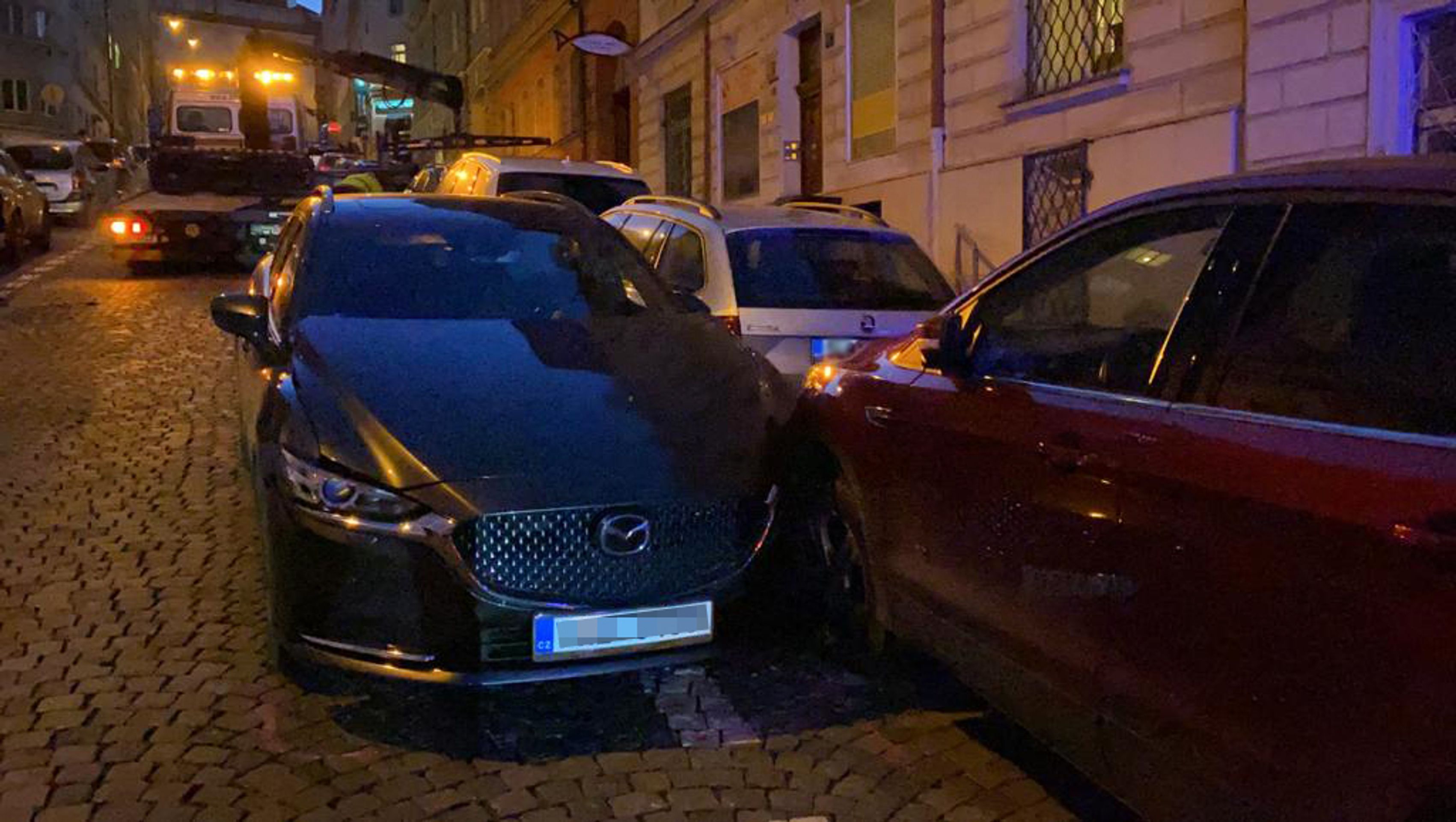 Auto bez řidiče se rozjelo a nabouralo několik stojících aut - 4 - GALERIE: Auto bez řidiče se rozjelo a nabouralo několik stojících aut (4/4)