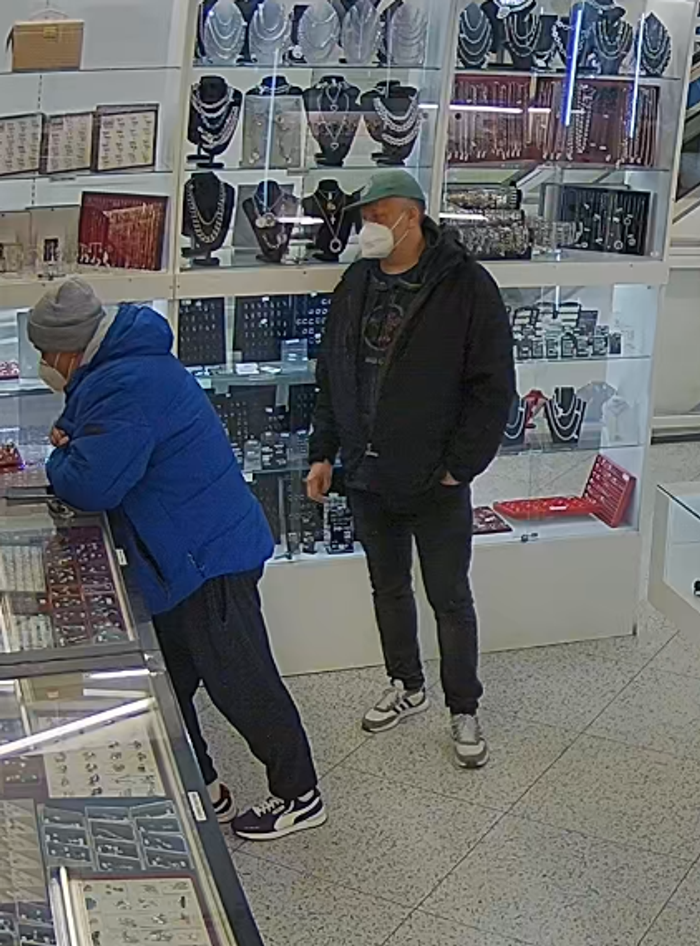 Krádež ve zlatnictví v obchodním domě Prior ve Strakonicích (3) - Krádež ve zlatnictví (1/4)