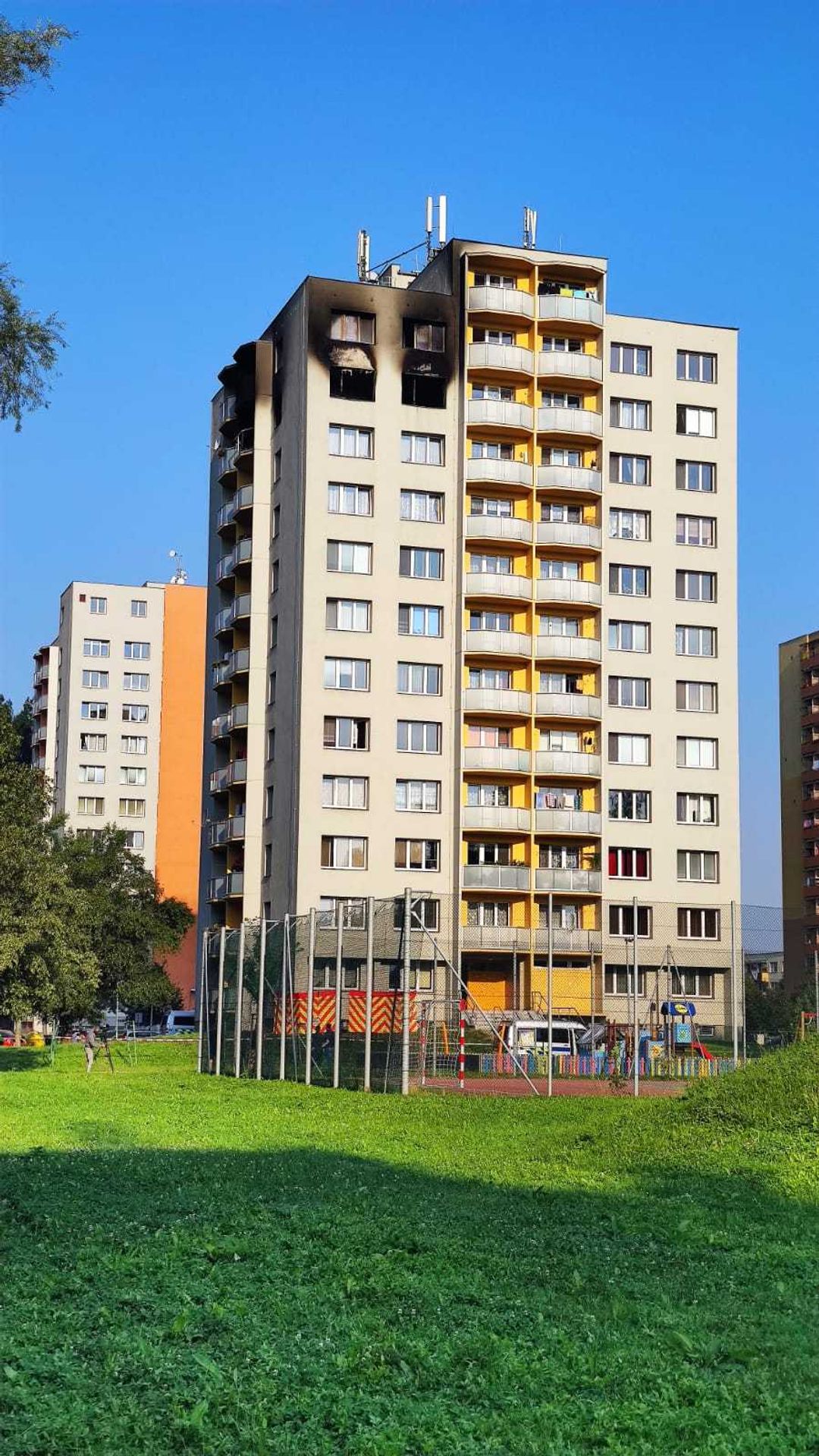Místo tragického požáru v Bohumíně hlídají policisté, je obehnané páskou - 5 - GALERIE: Tragický požár v Bohumíně - situace v neděli (5/8)