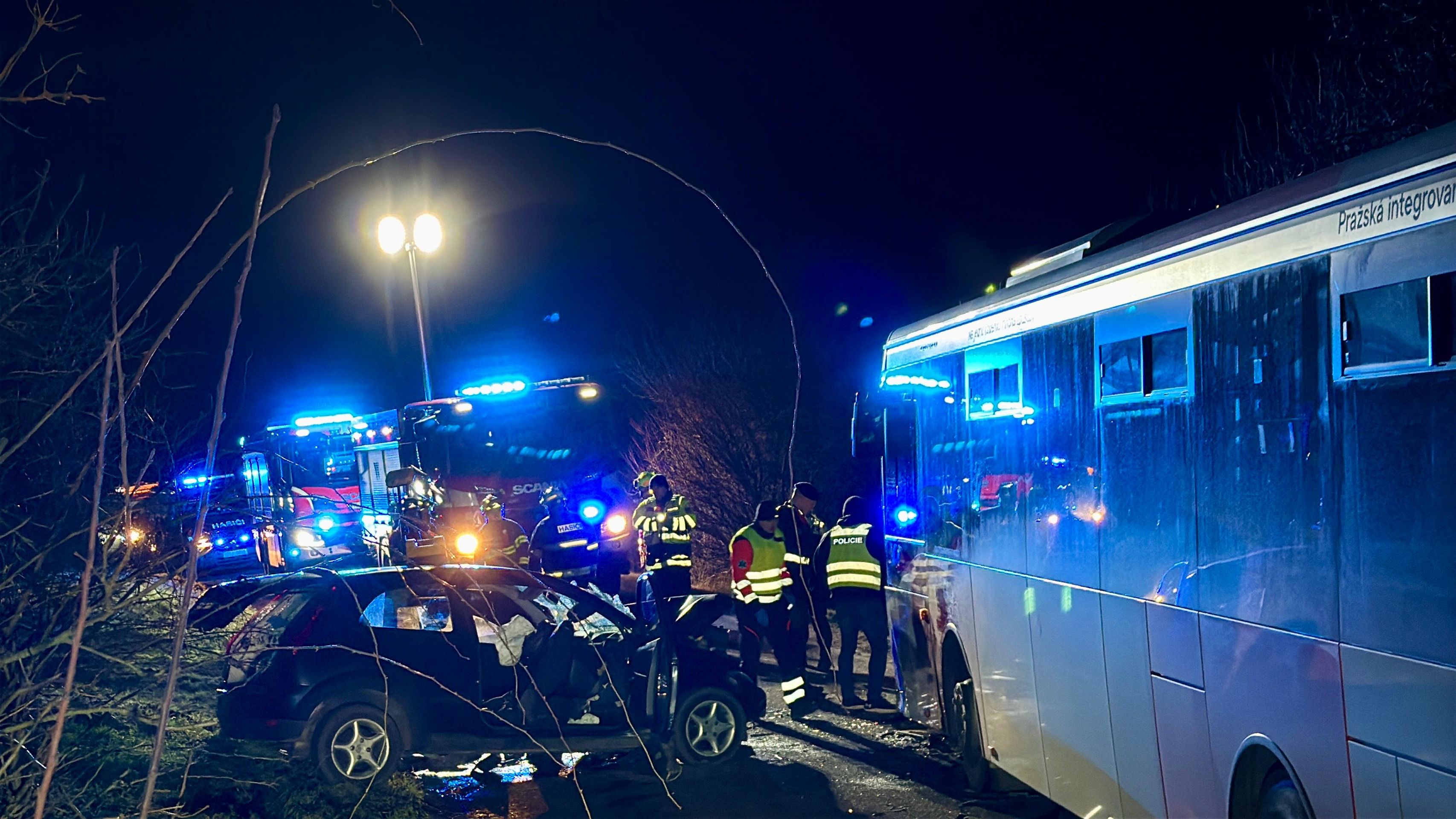 Nehoda autobusu a osobního auta u Českého Brodu - Nehoda autobusu a osobního auta u Českého Brodu (8/10)