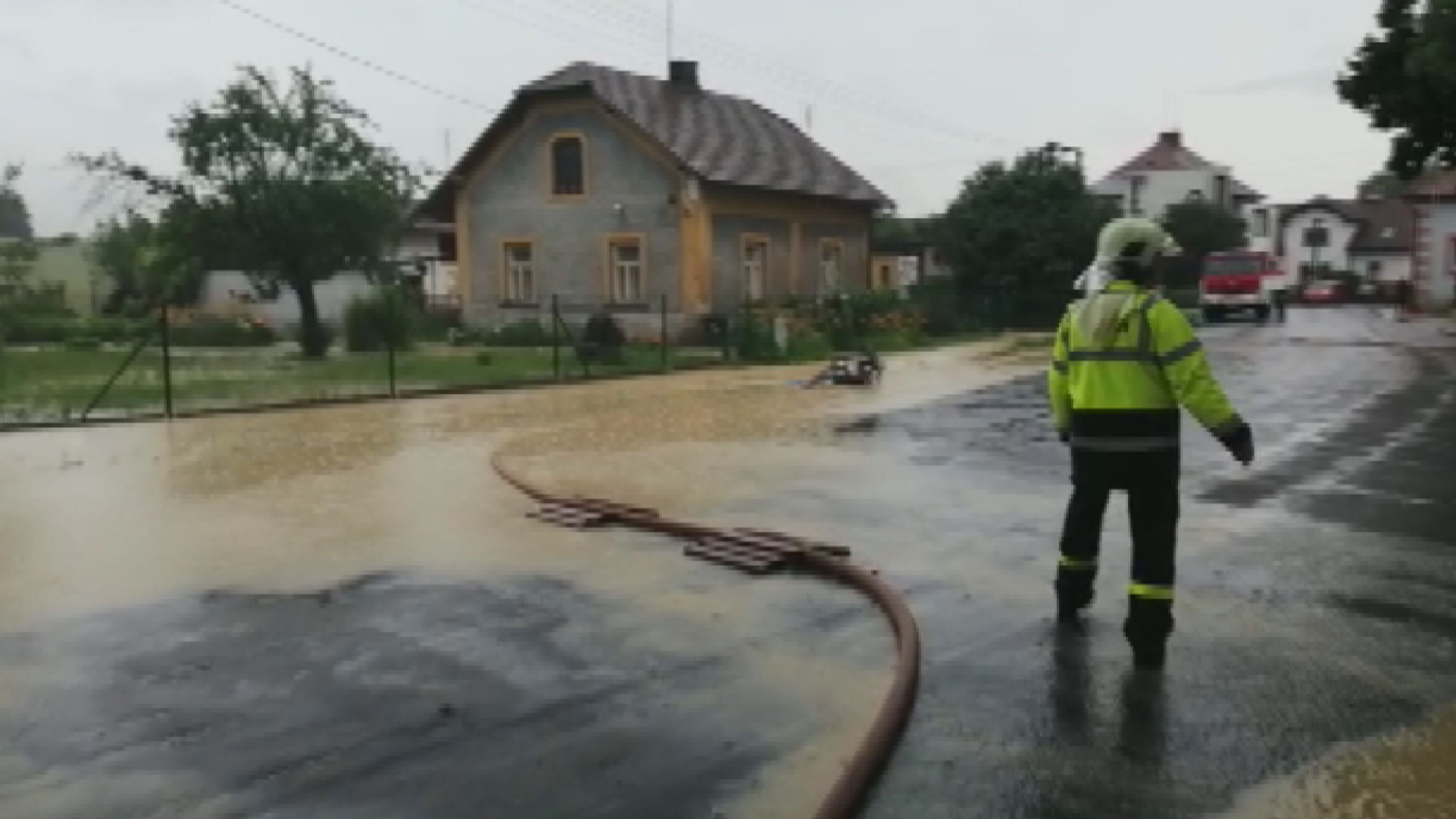 Voda z polí zaplavila Dolní Roveň na Pardubicku - GALERIE: Vydatné srážky a bleskové povodně - 29. 6. 2020 (14/19)