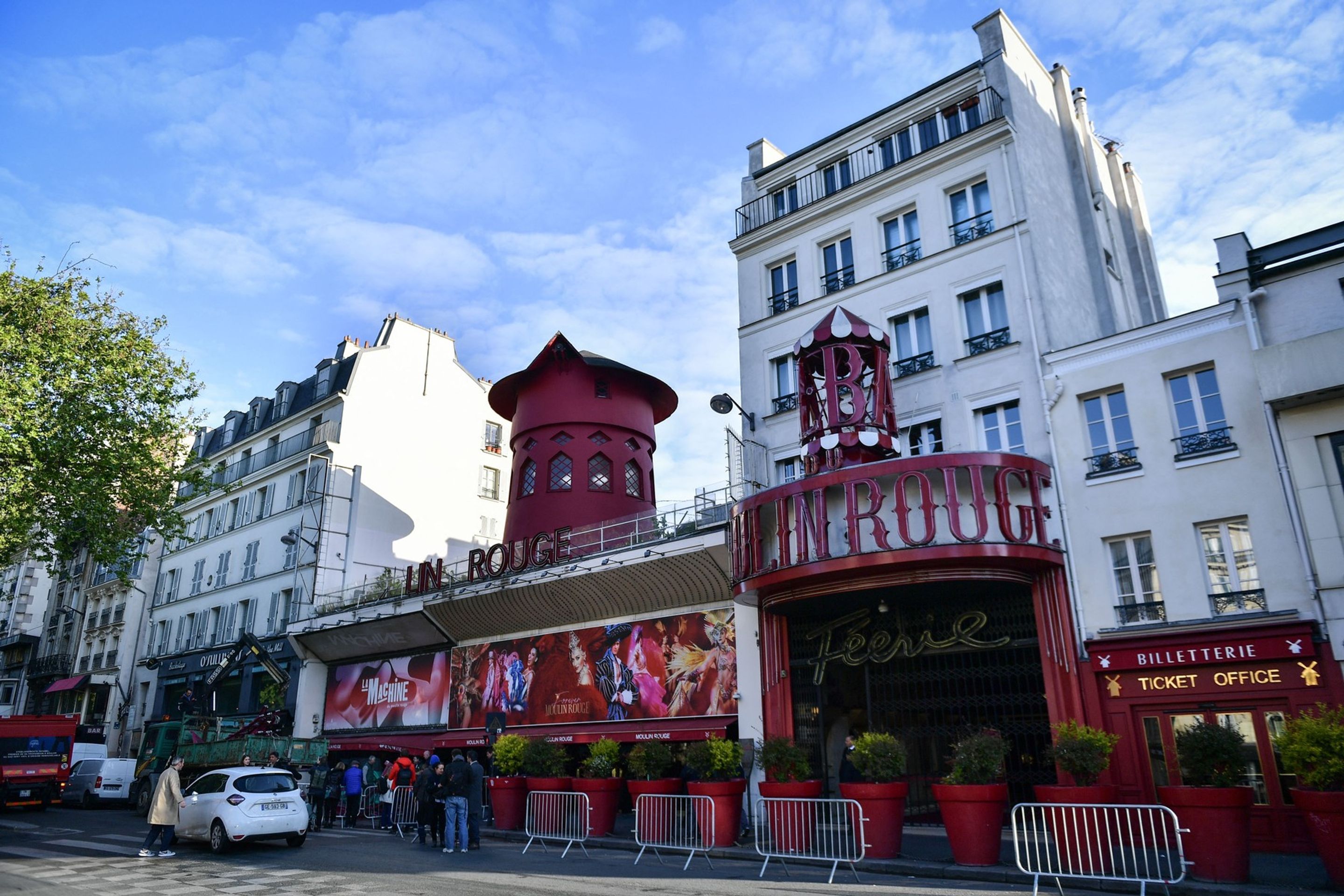 Větrný mlýn nad pařížským kabaretem Moulin Rouge (1) - Větrný mlýn nad pařížským kabaretem Moulin Rouge přišel o svá křídla (2/4)