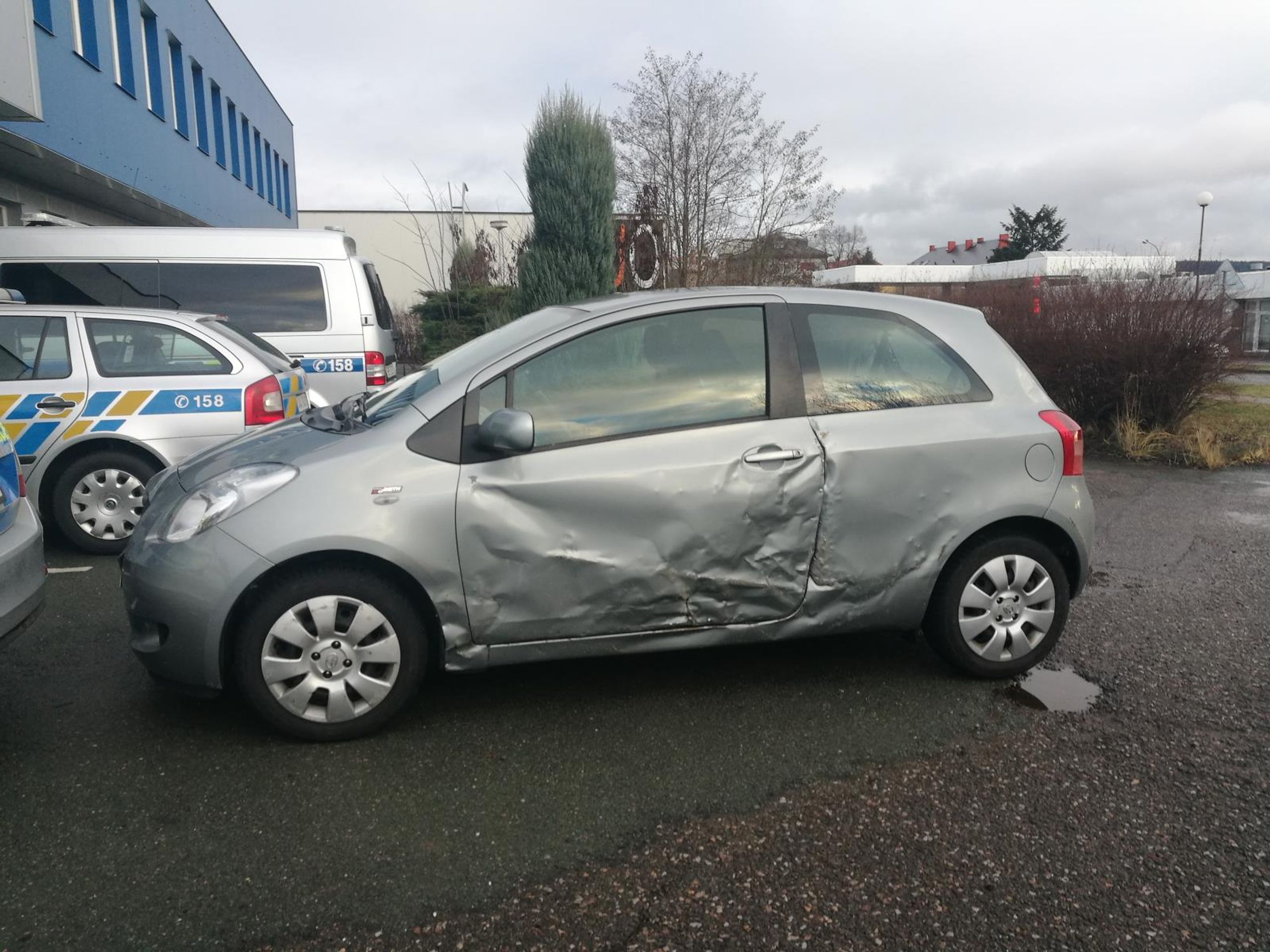 Pod vlivem drog bodal do policejního auta - GALERIE: Muž pod vlivem drog po nárazu bodal do policejního auta (2/3)