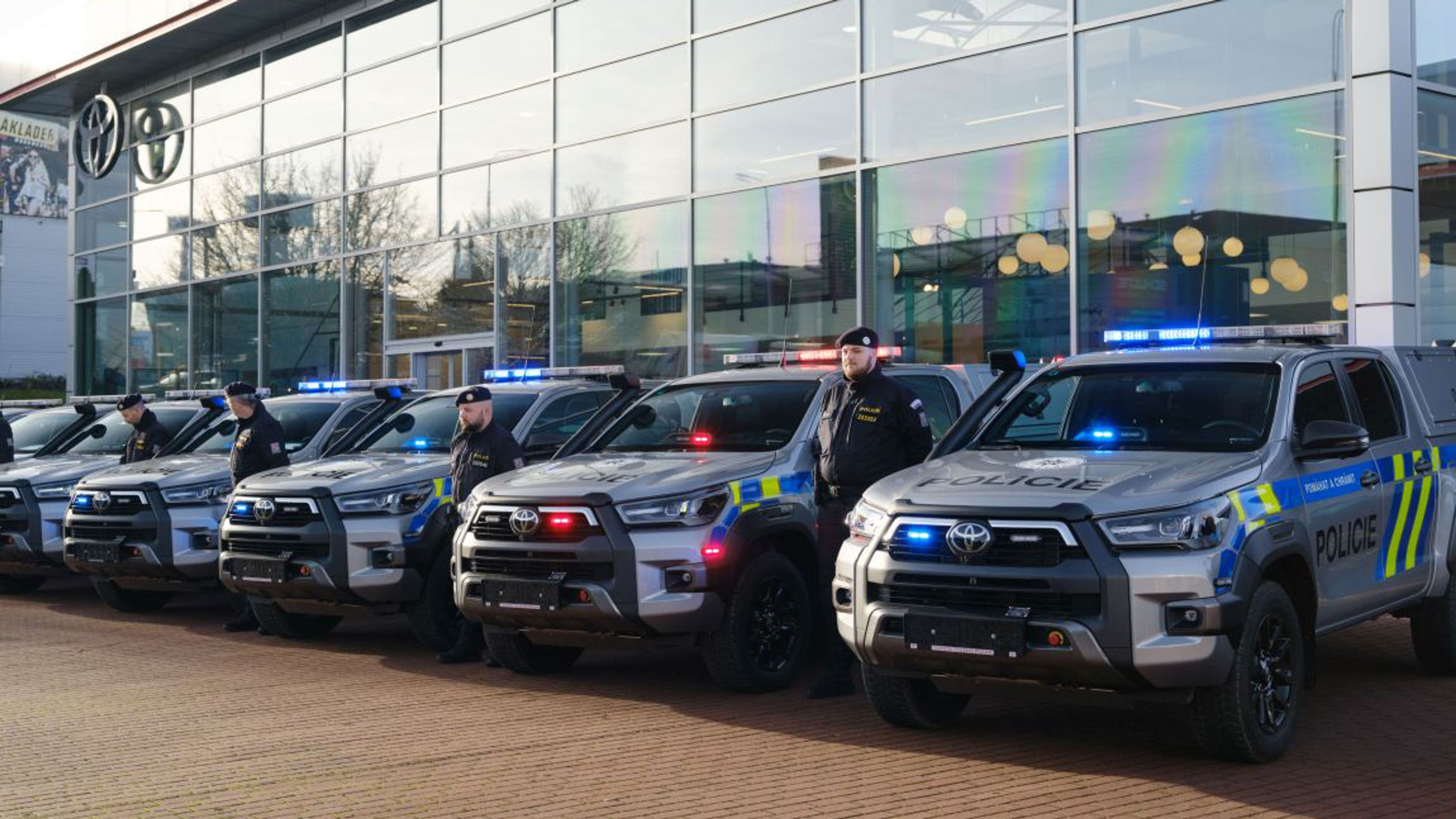 Policie převzala služební pick-upy Toyota Hilux - Policie převzala služební pick-upy Toyota Hilux (4/4)