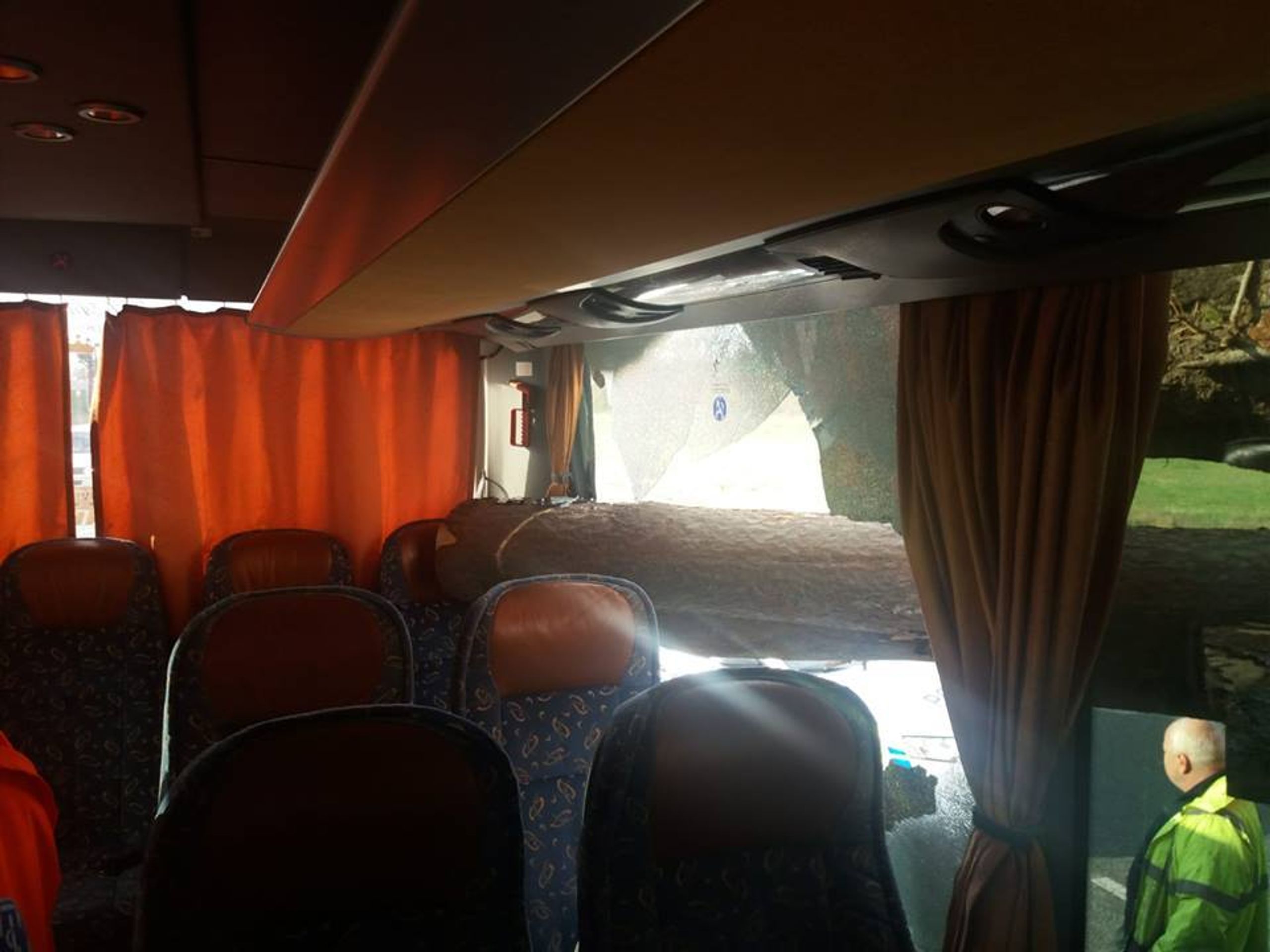 Nehoda autobusu na Benešovsku - 3 - GALERIE: Nehoda autobusu na Benešovsku (3/4)