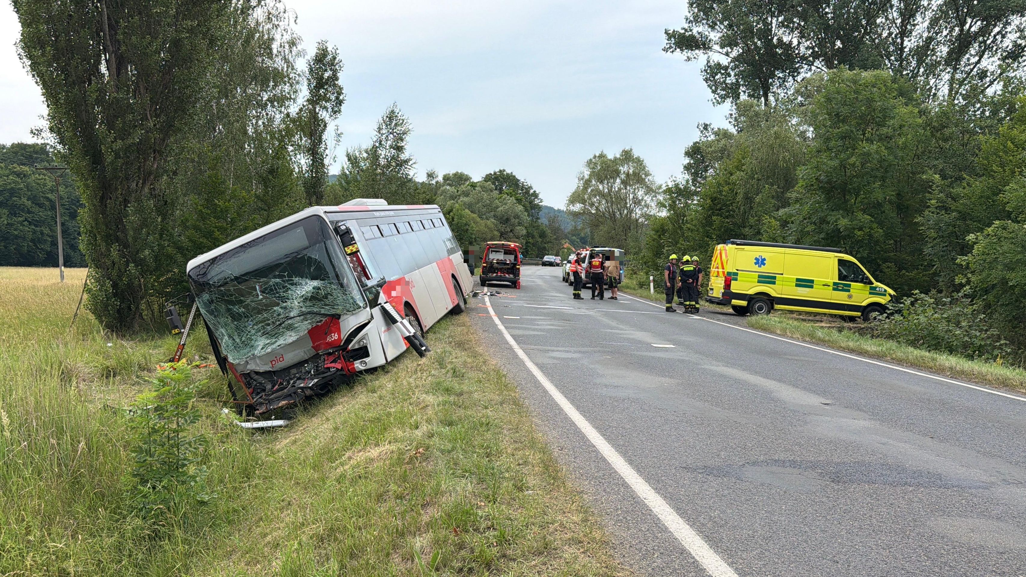Nehoda autobusu za obcí Jince - Nehoda autobusu za obcí Jince (5/8)