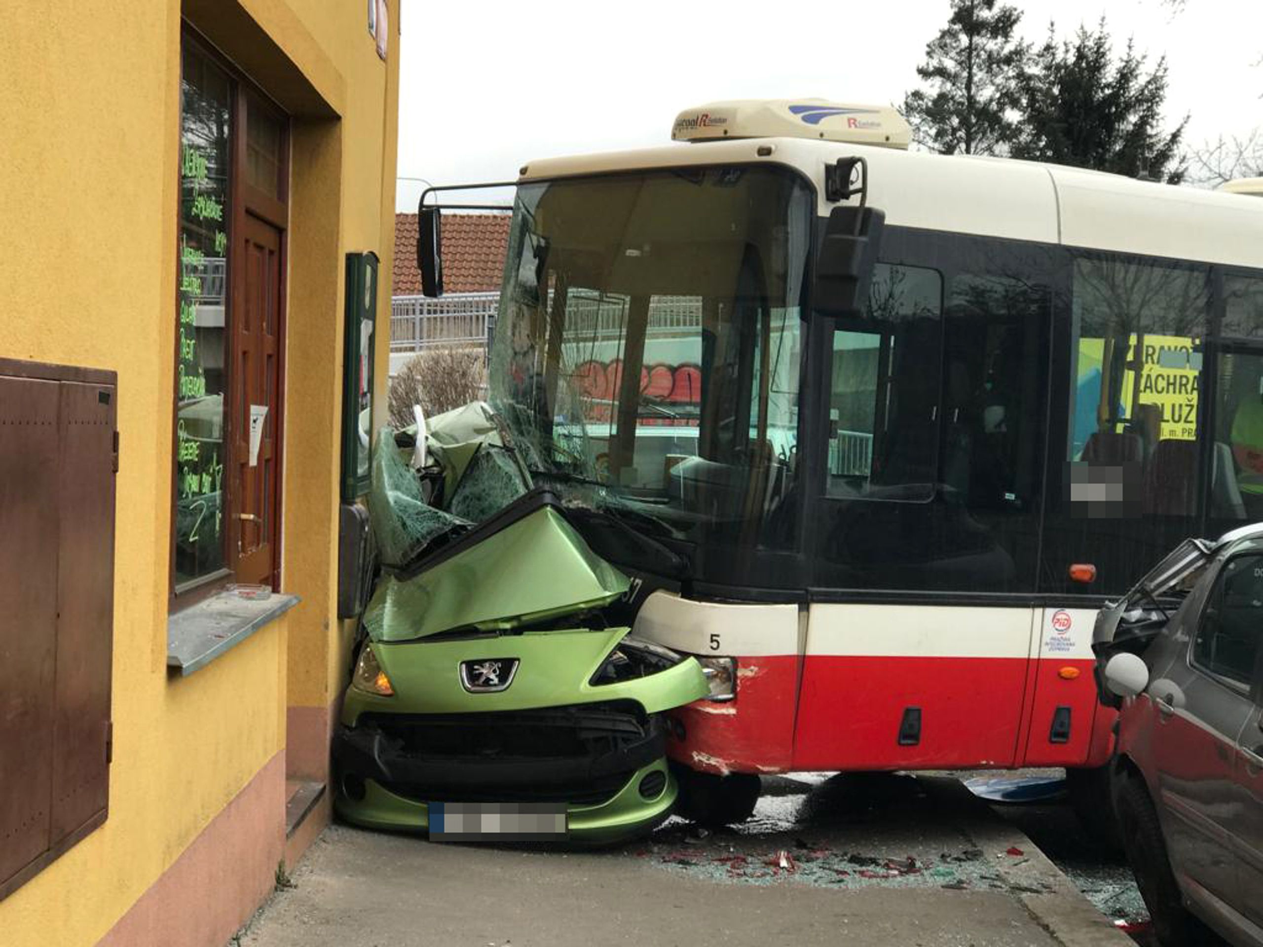 Vážná nehoda autobusu a dvou aut v Modřanech - 1 - GALERIE: Vážná nehoda autobusu a dvou aut v Modřanech (4/6)