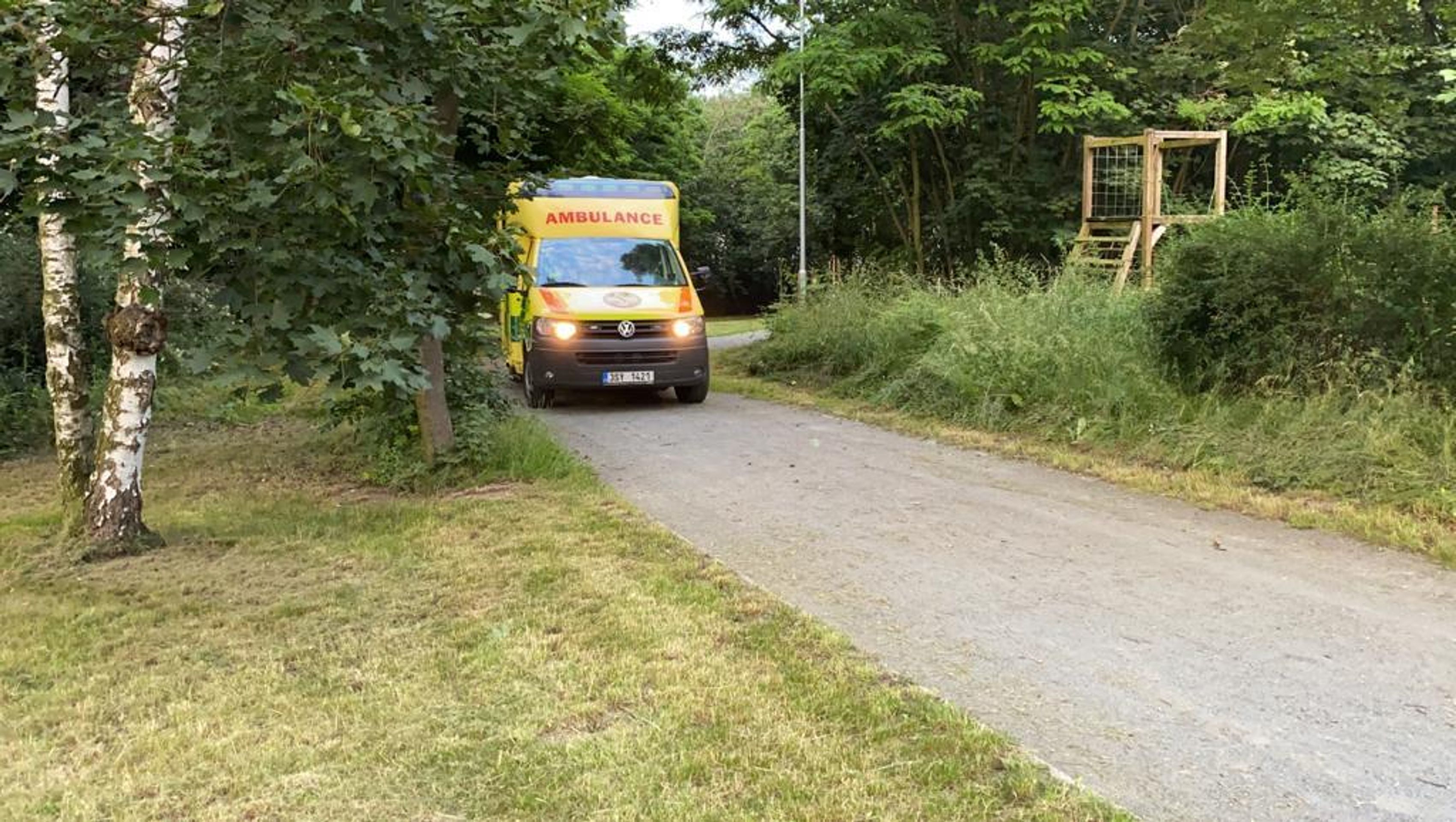 Záchrana zraněného cyklisty - 12 - GALERIE: Cyklista sjížděl schody, při pádu se vážně zranil (7/15)
