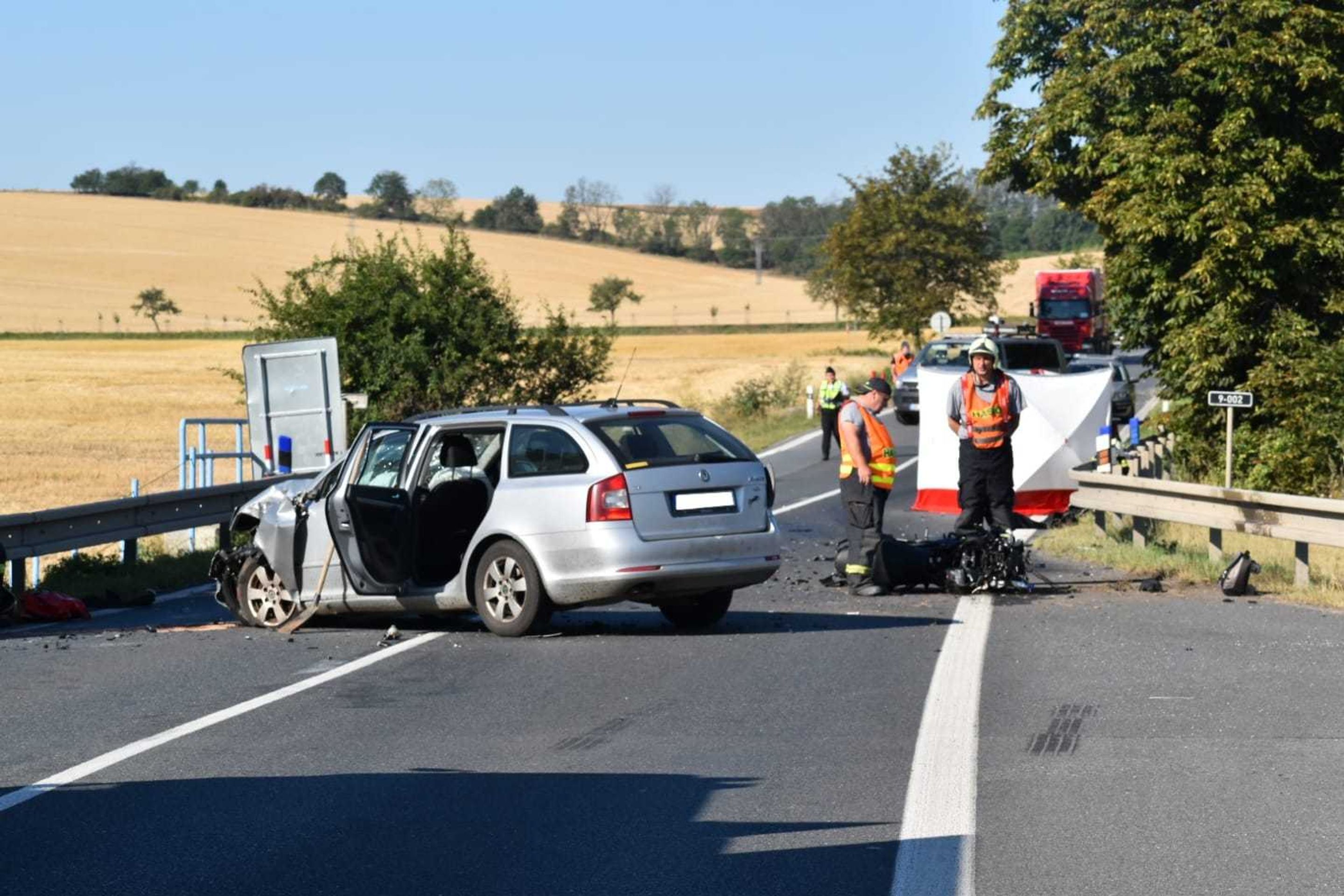 Tragická nehoda motorkáře a auta - 1 - GALERIE: Tragická nehoda motorkáře a auta (10/10)