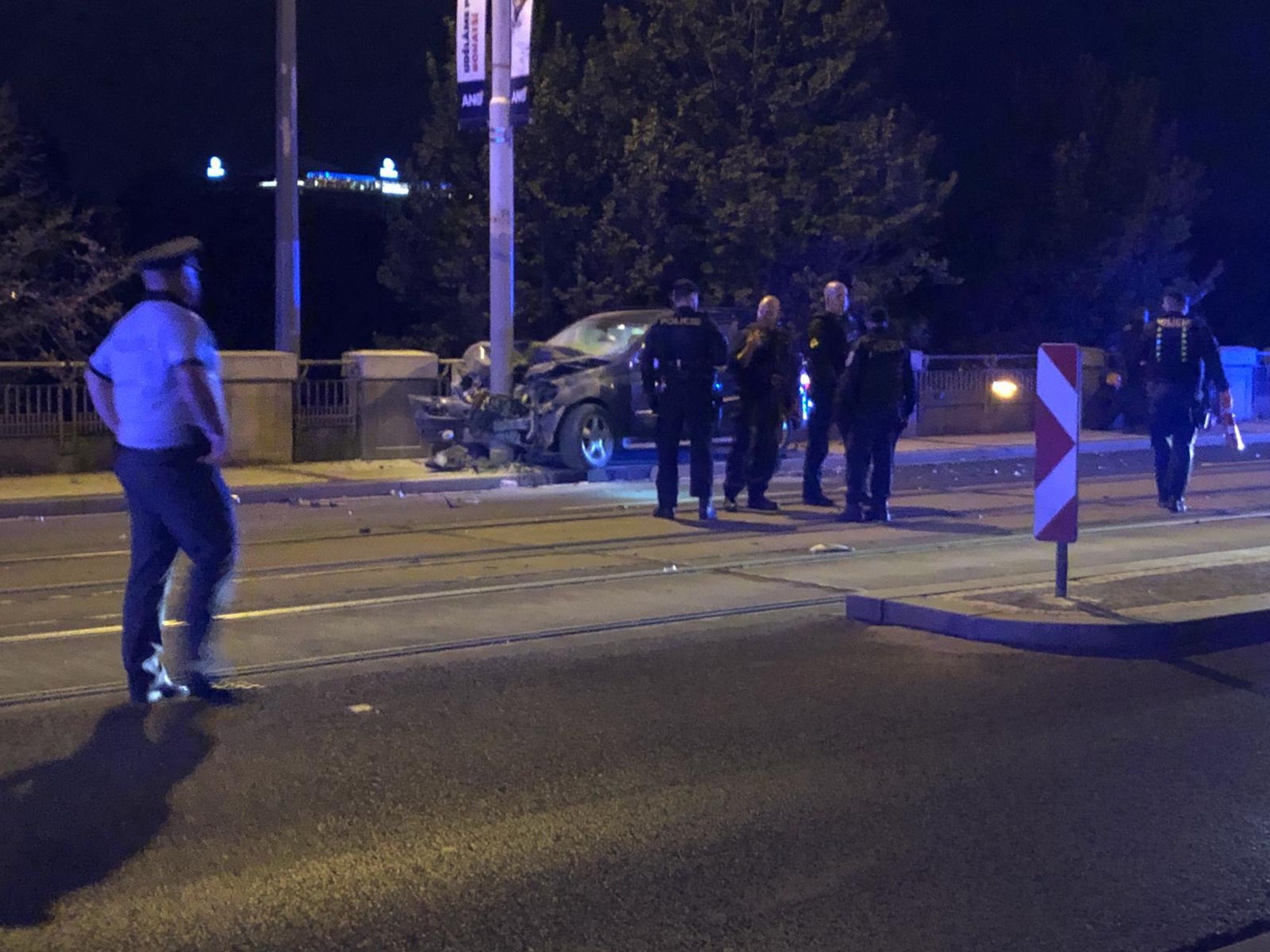 Policejní honička skončila nehodou na Bubenském nábřeží - 2 - GALERIE: Honička skončila nehodou na Bubenském nábřeží (6/7)