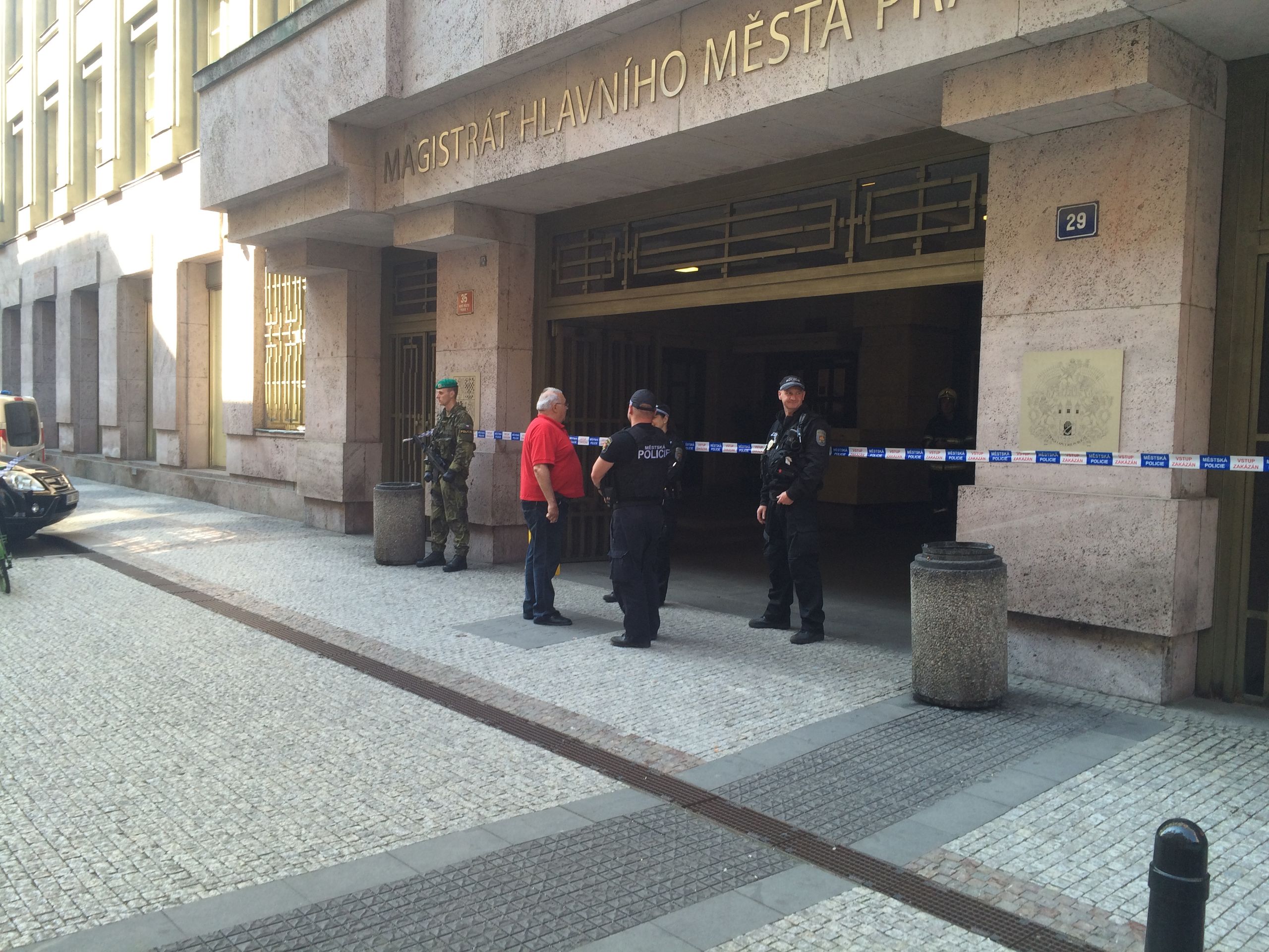 Na Magistrátu hl. města Praha a Hl. nádraží nahlášena bomba - 1 - GALERIE: Na Magistrátu hl. města Praha a Hl. nádraží nahlášena bomba (1/5)