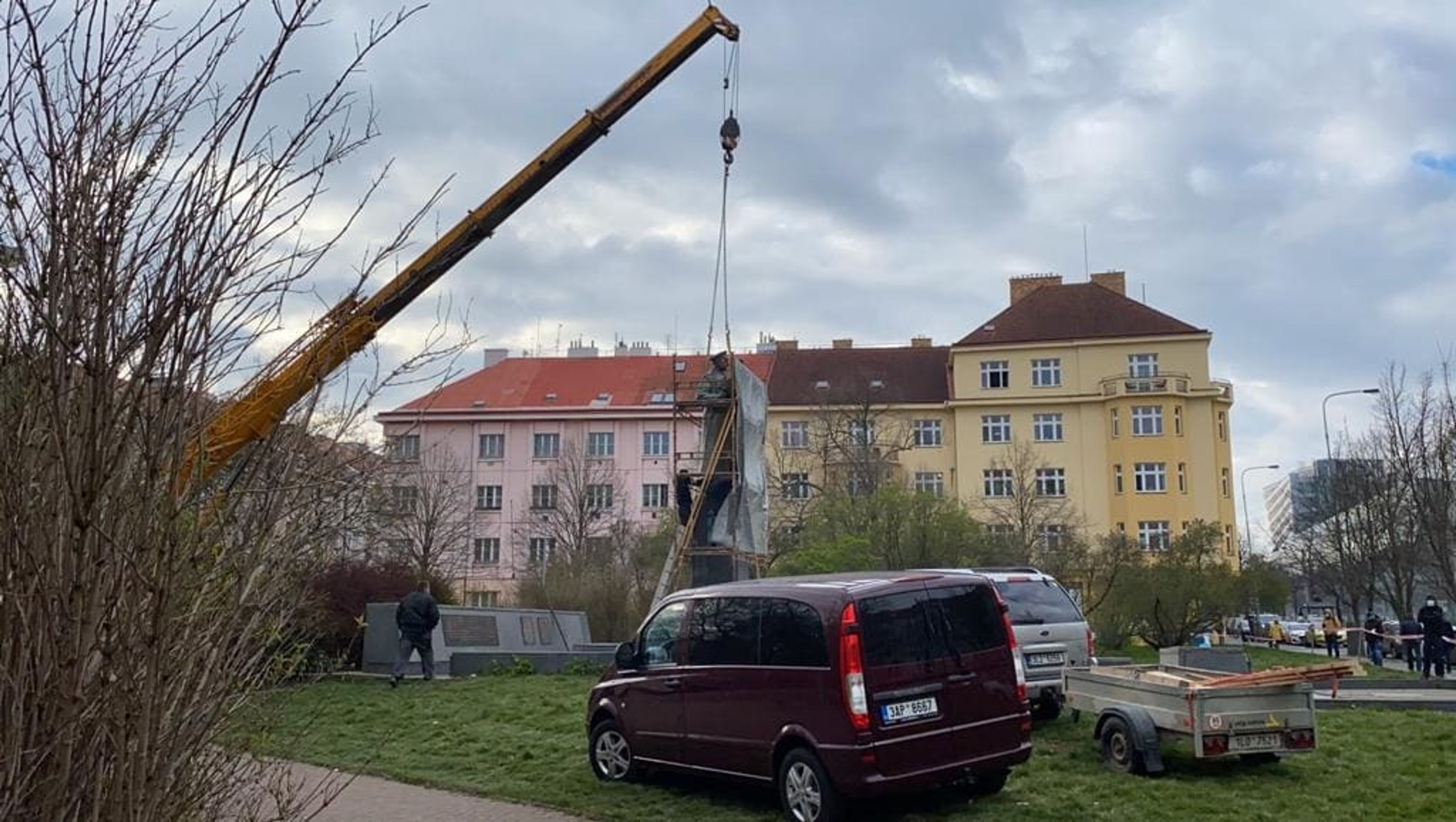 Odstranění pomníku maršála Koněva - 5 - GALERIE: Odstranění sochy maršála Koněva (5/14)