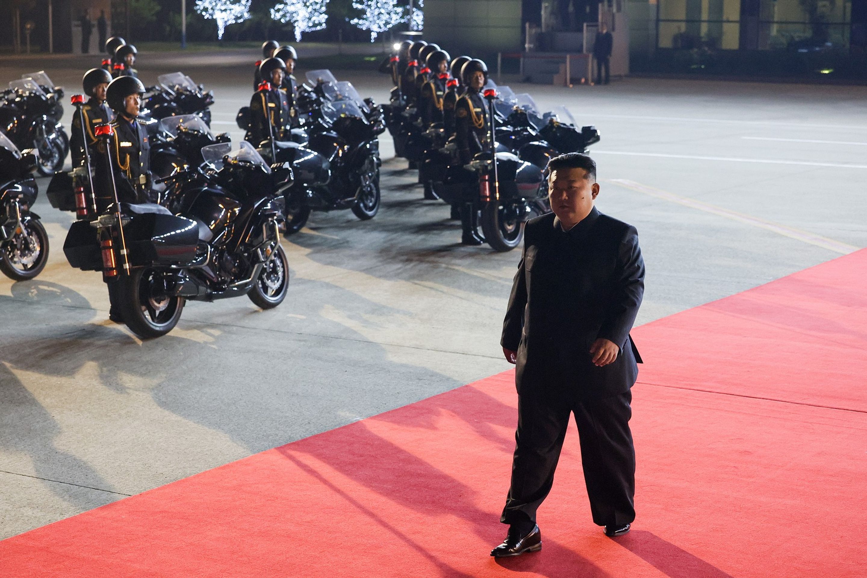 Vladimir Putin přicestoval do KLDR, na letišti je vítal Kim Čong-il - Vladimir Putin přicestoval do KLDR, na letišti je vítal Kim Čong-il (2/5)