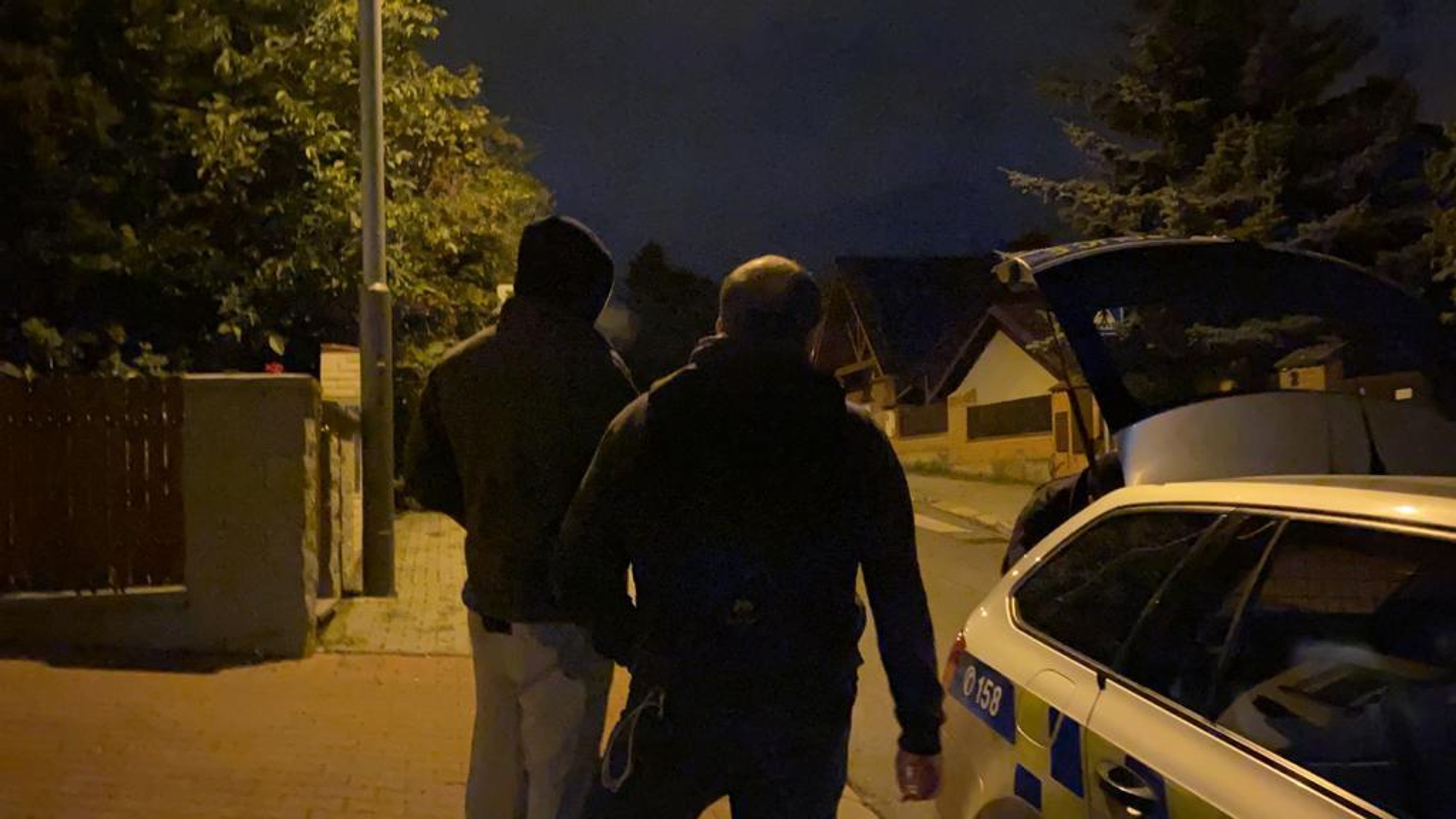 Noční incident před domem zavražděné v Radotíně - 7 - GALERIE: Noční incident v Radotíně (7/12)