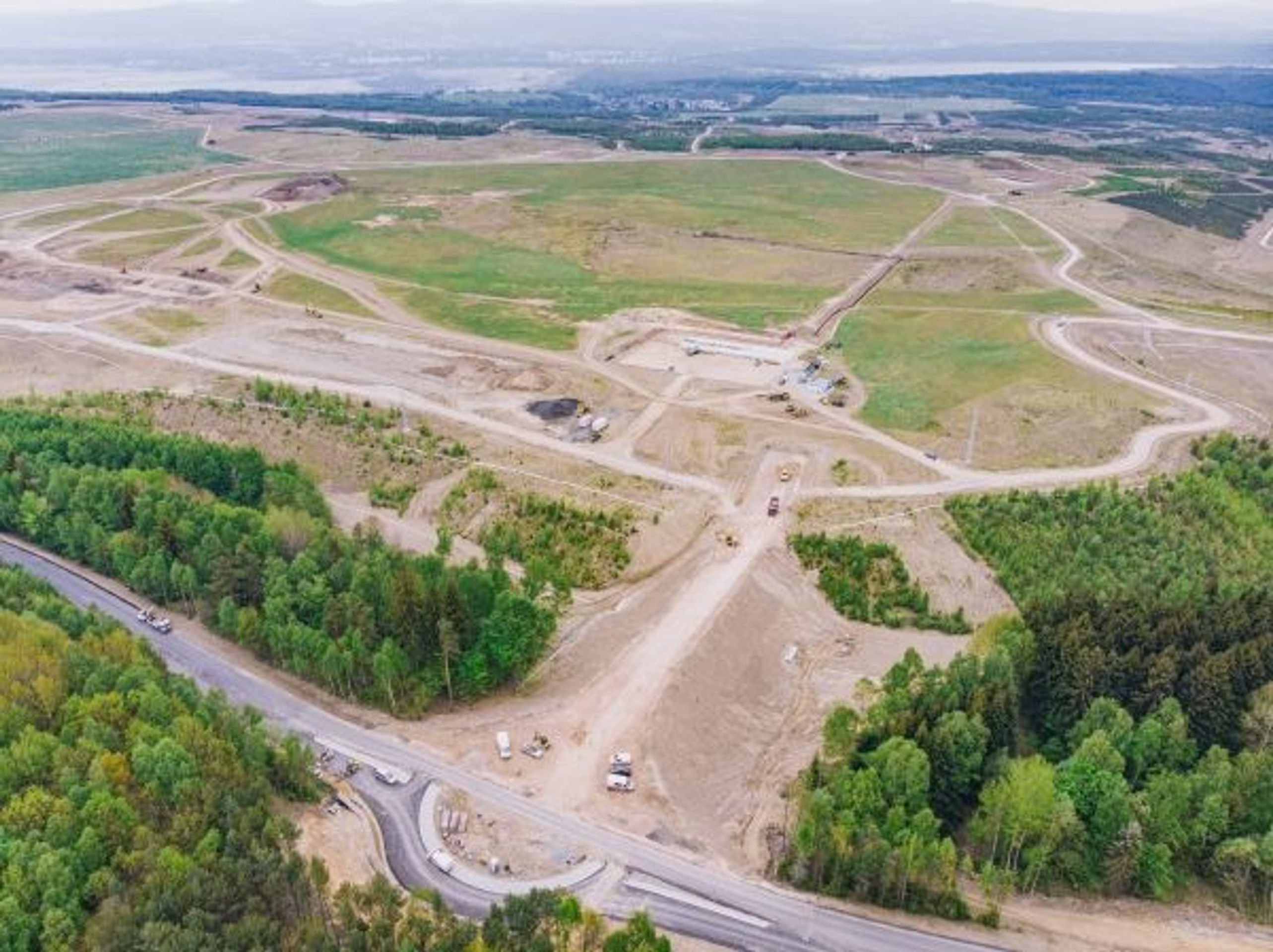 Staveniště obřího vývojového centra BMW u Sokolova - 12 - Fotogalerie: Prohlédněte si staveniště vývojového centra BMW u Sokolova (4/9)