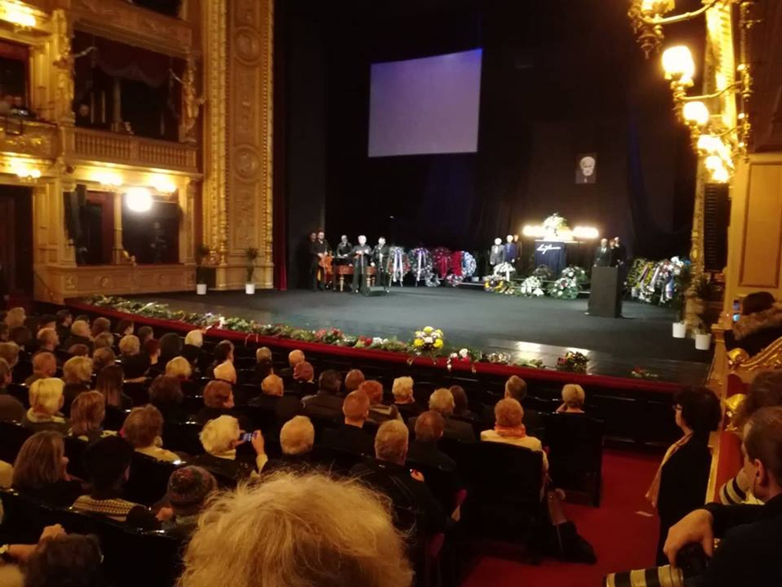 Rozloučení s hercem Luďkem Munzarem - 4 - GALERIE: Lidé se loučí s hercem Luďkem Munzarem (38/40)