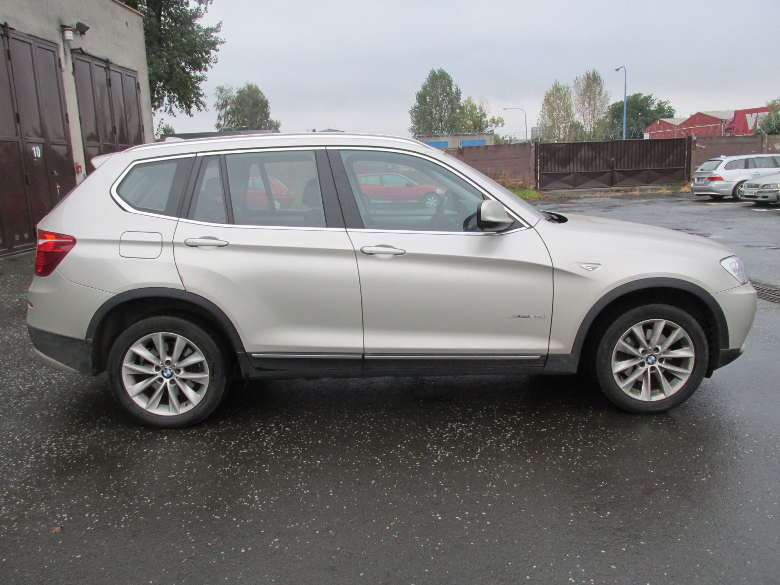 BMW X3 - 425 250 Kč - GALERIE: Stát se levně zbavuje majetku (7/15)