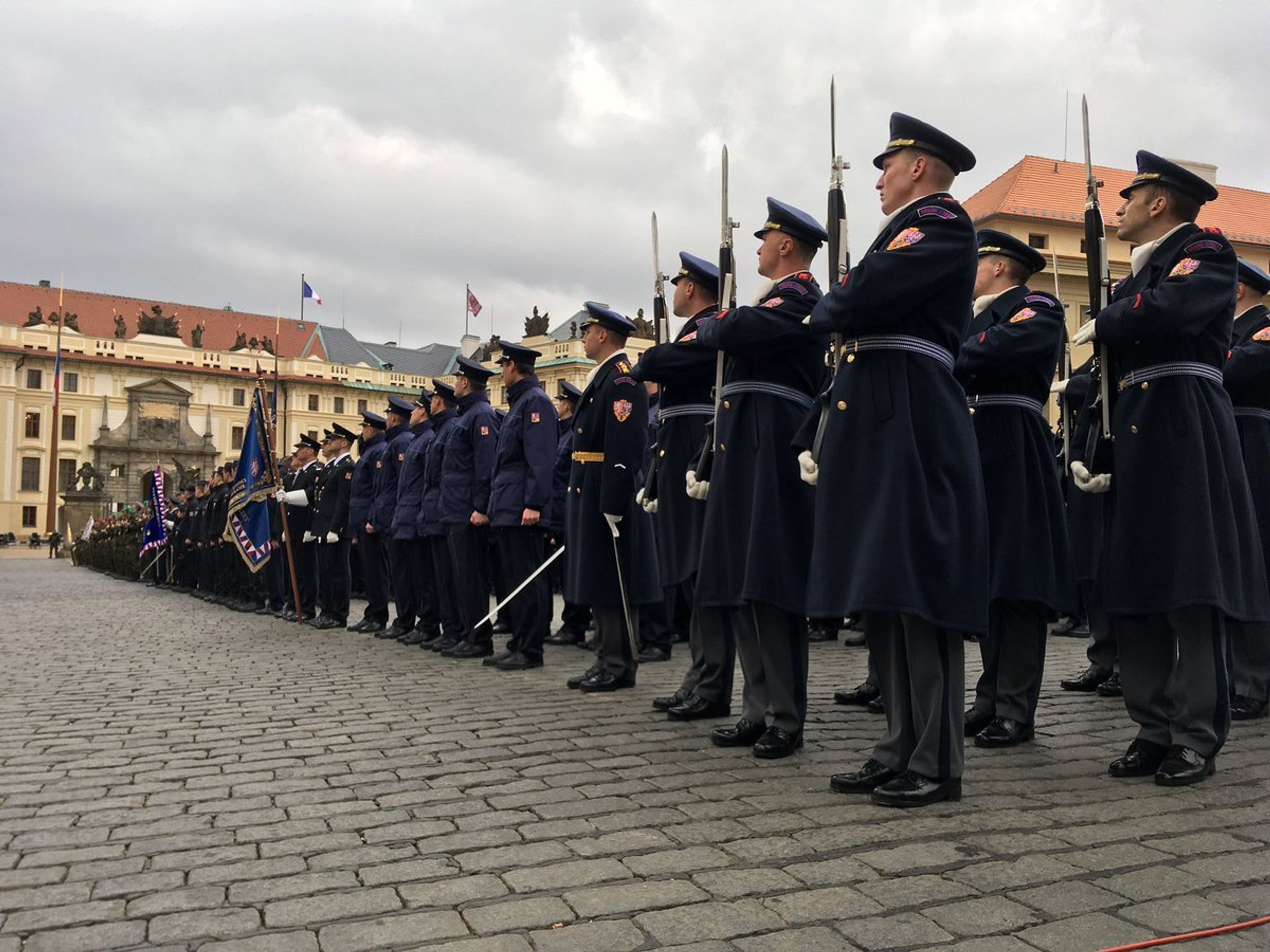 Slavnostní přísaha hasičů na Hradčanském náměstí - 2 - GALERIE: Česko slaví 100 let republiky (3/12)
