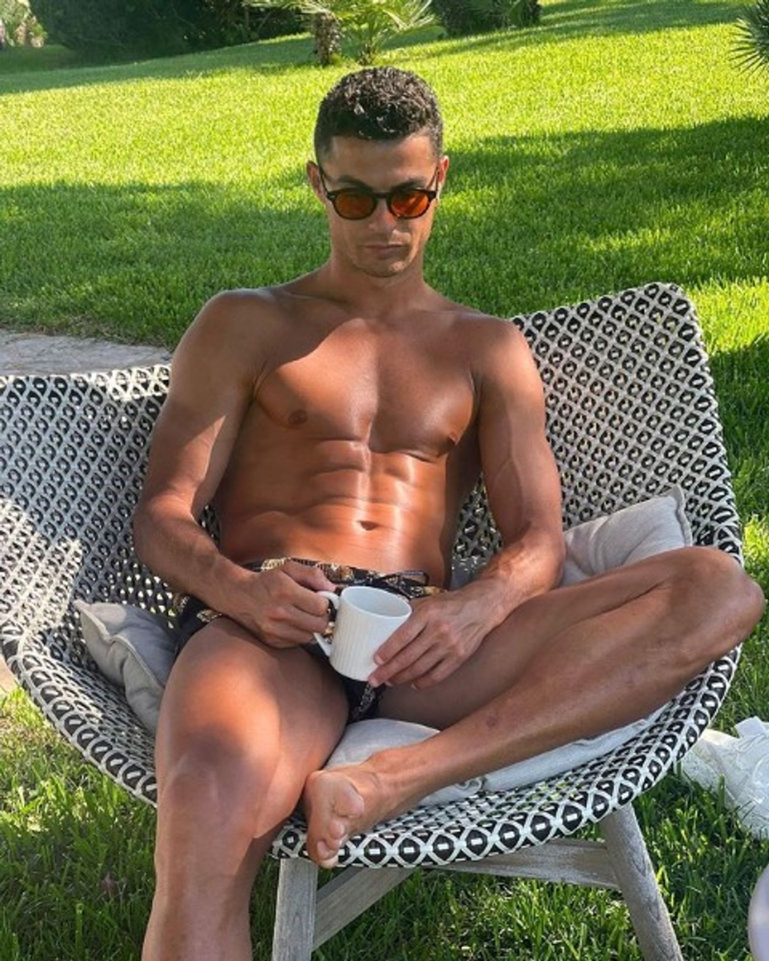 Cristiano Ronaldo má skvělé tělo - GALERIE: Dovolená plná polibků. Cristiano si užívá po boku své božské paní (4/4)