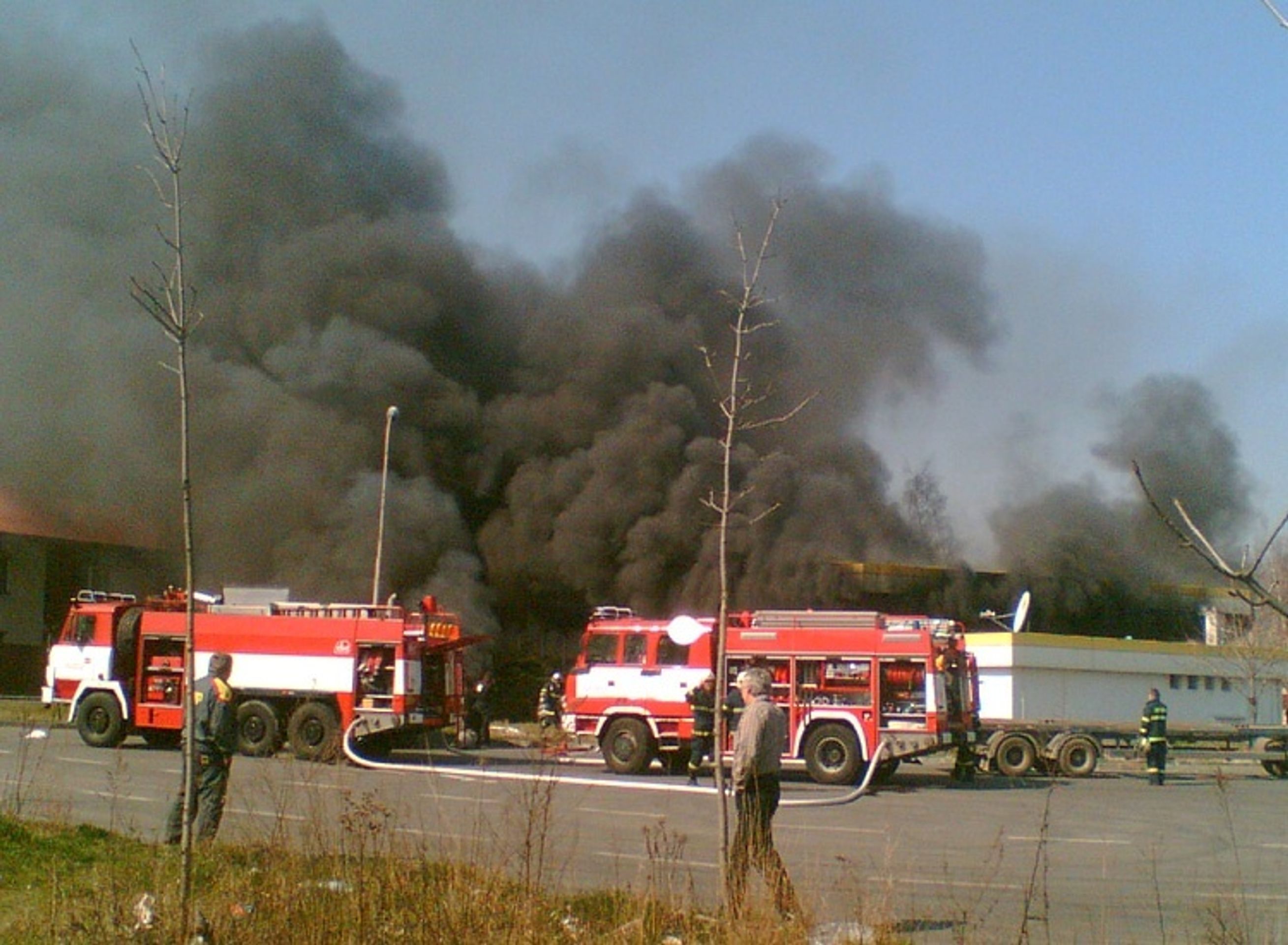 Benzínová pumpa Agip v Kladně v plamenech  - VIDEO: V Kladně explodovala benzinová pumpa (2/4)