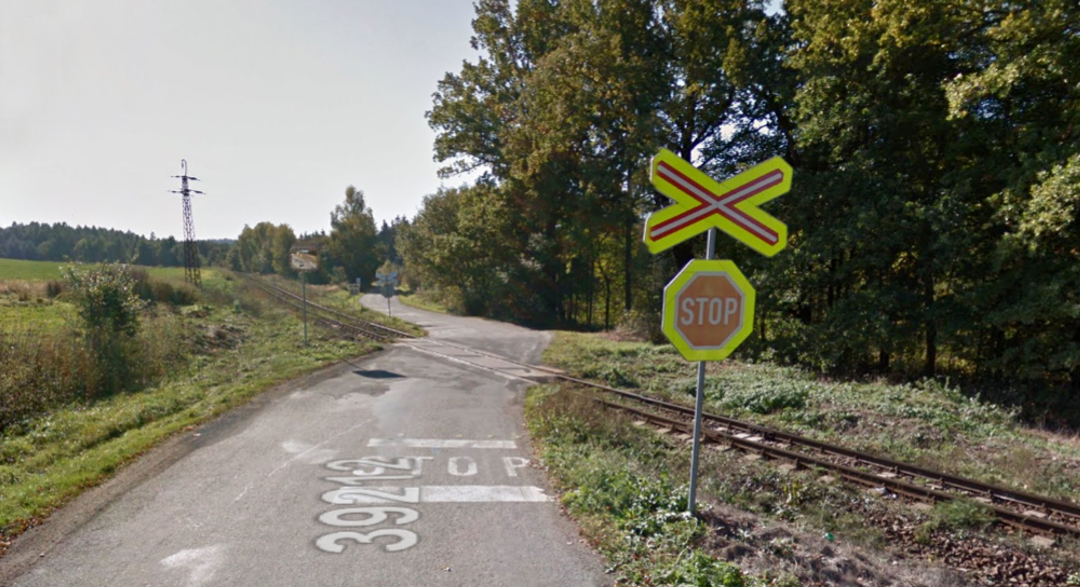 Nebezpečné přejezdy: P 3839, Brno - Jihlava, Vysočina - přejezd bez světel, ŘEŠENÍ: se závorami. DŮVOD: Nevyhovující rozhled, ostrý úhel křížení, velmi frekventovaný - GALERIE: Nebezpečné přejezdy - Středočeský kraj, Vysočina (10/16)