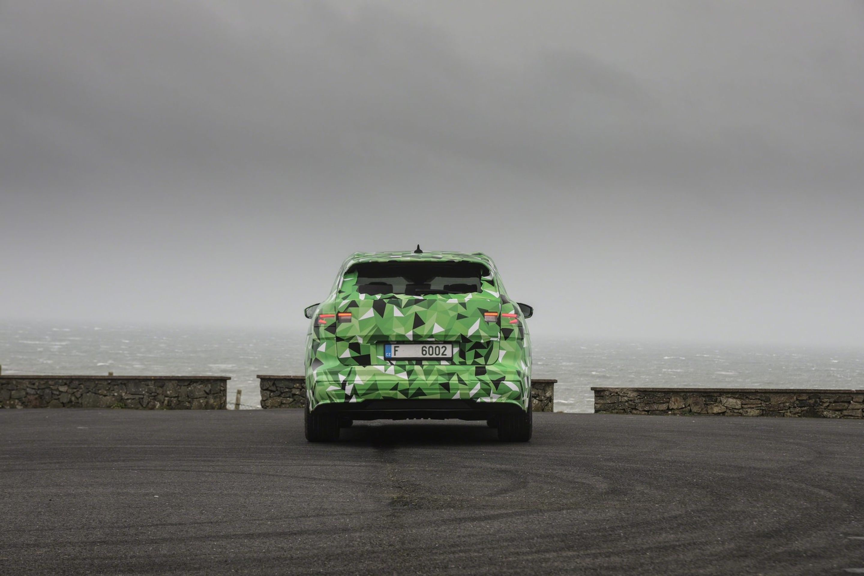 Škoda Enyaq iV - 40 - Fotogalerie: Zamaskovaný prototyp elektrického crossoveru Škoda Enyaq (11/20)