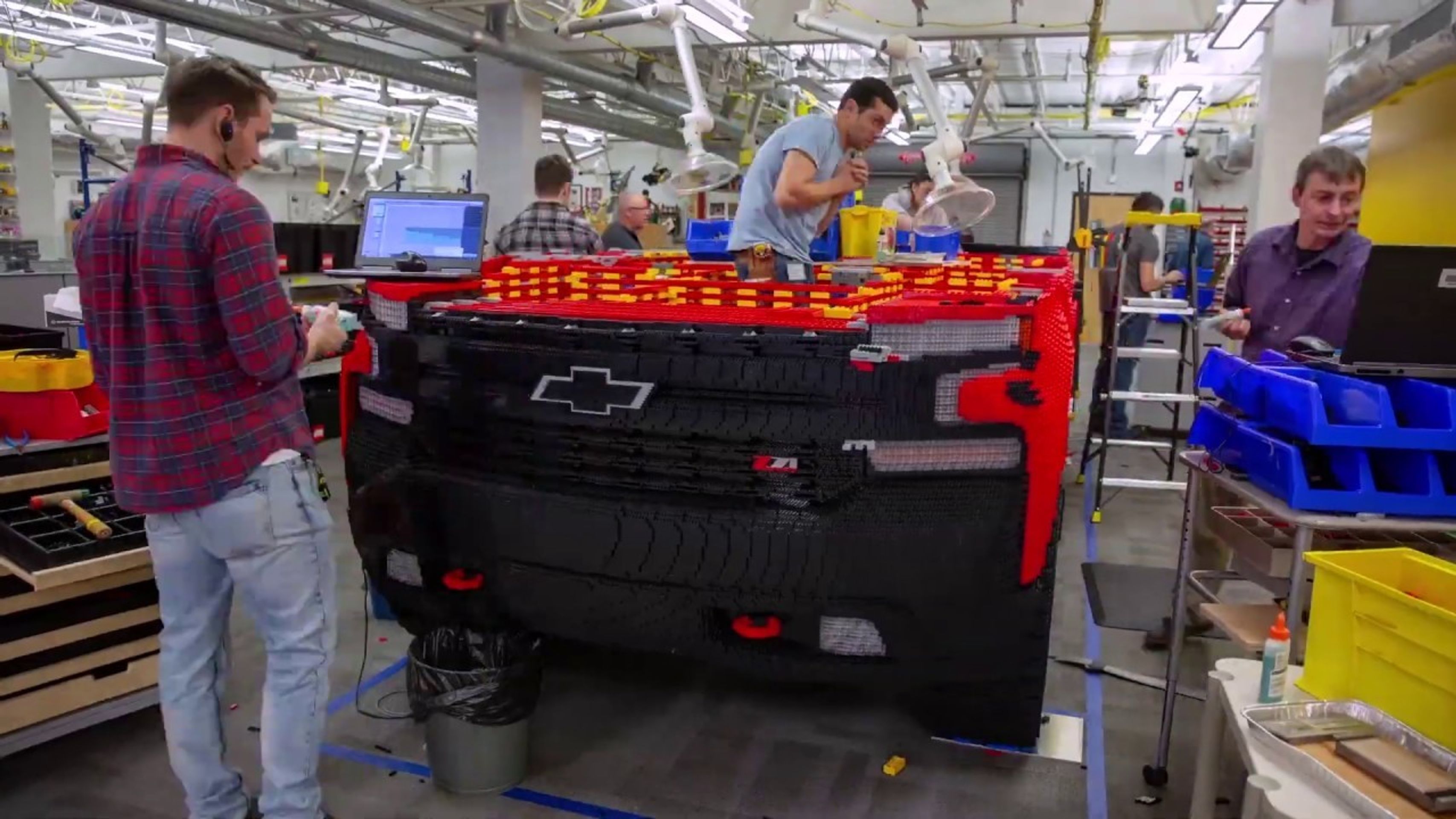 Chevrolet Silverado z lega - 15 - Fotogalerie: Obří pickup sestavili z 330.000 kostiček lega (7/9)