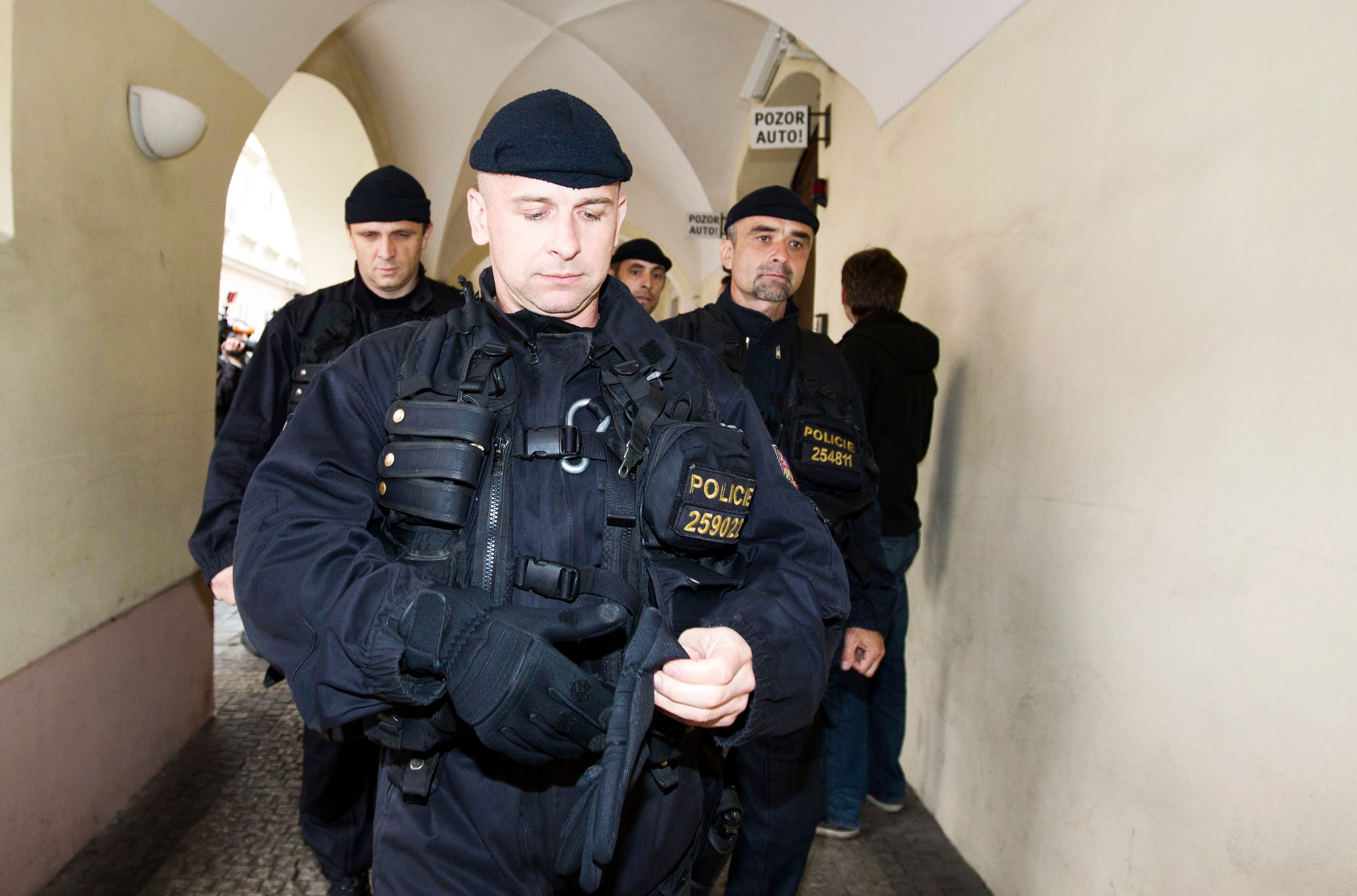 Rath - přípravy - 8 - Policejní přípravy u dolního vjezdu do areálu Poslanecké sněmovny (8/10)