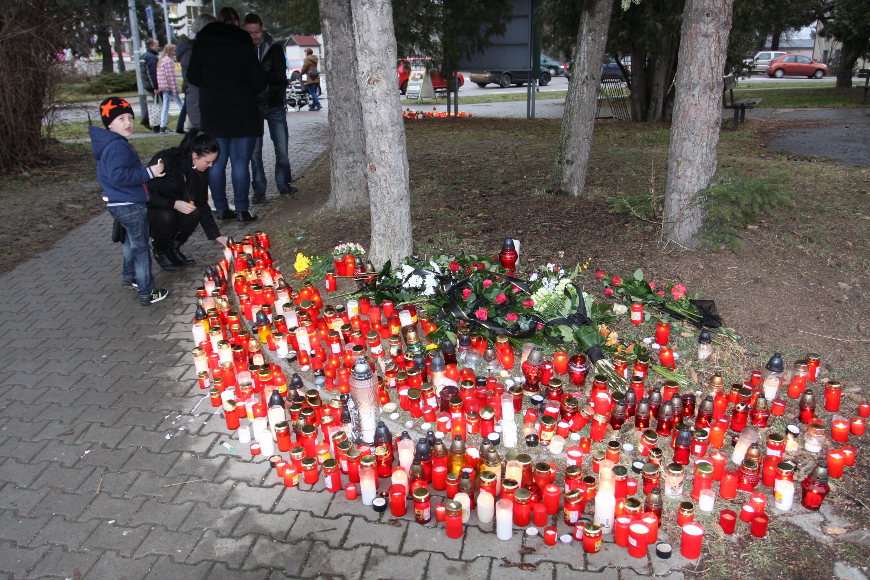 Pieta za oběti střelby v Uherském Brodě - 10 - Galerie: Pietní místo v Uherském Brodě (10/11)