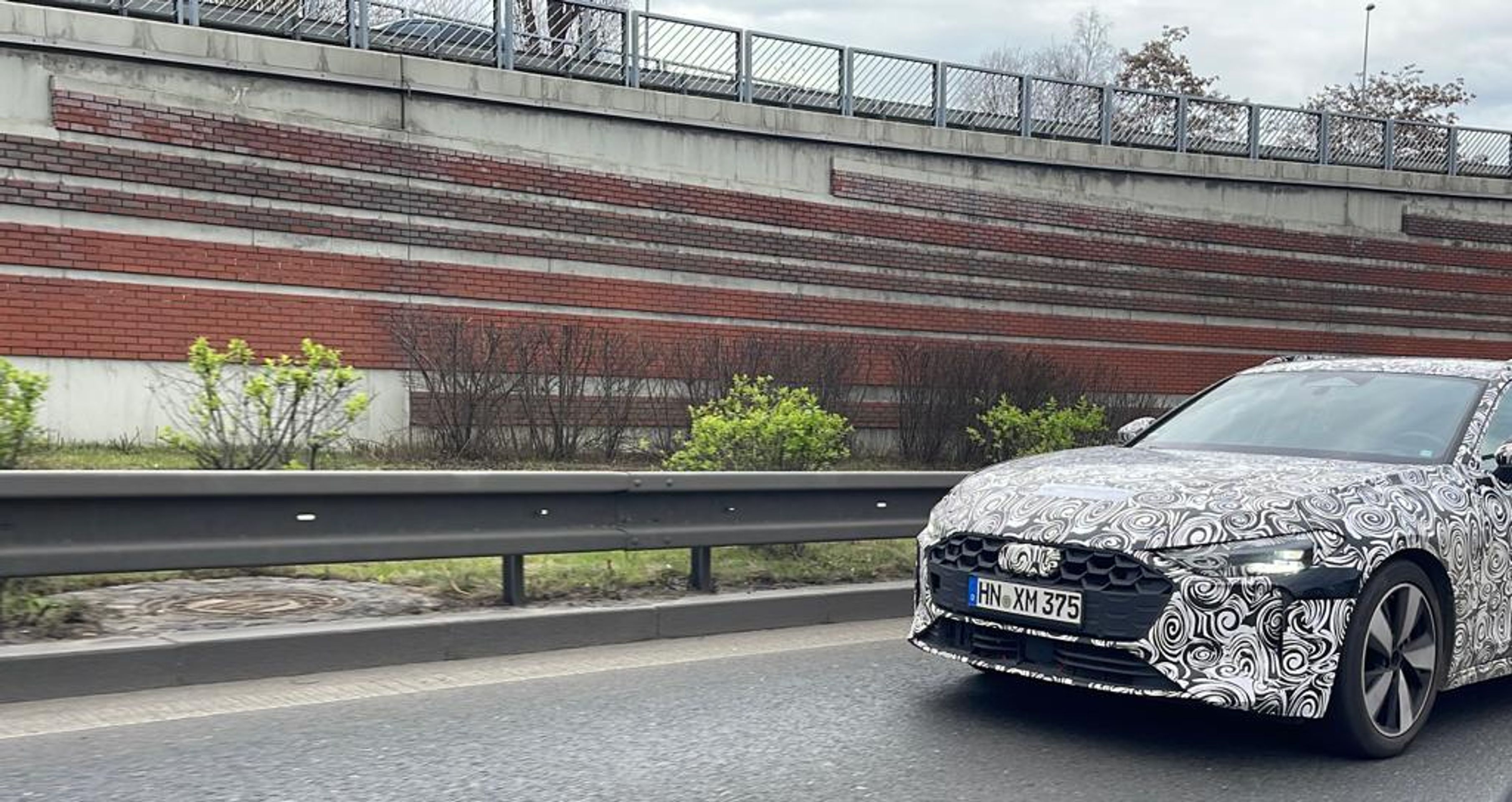 Maskované prototypy Audi A4 Avant a Q6 e-tron v ulicích Prahy - Testování maskovaných novinek od Audi v ulicích Prahy (4/15)