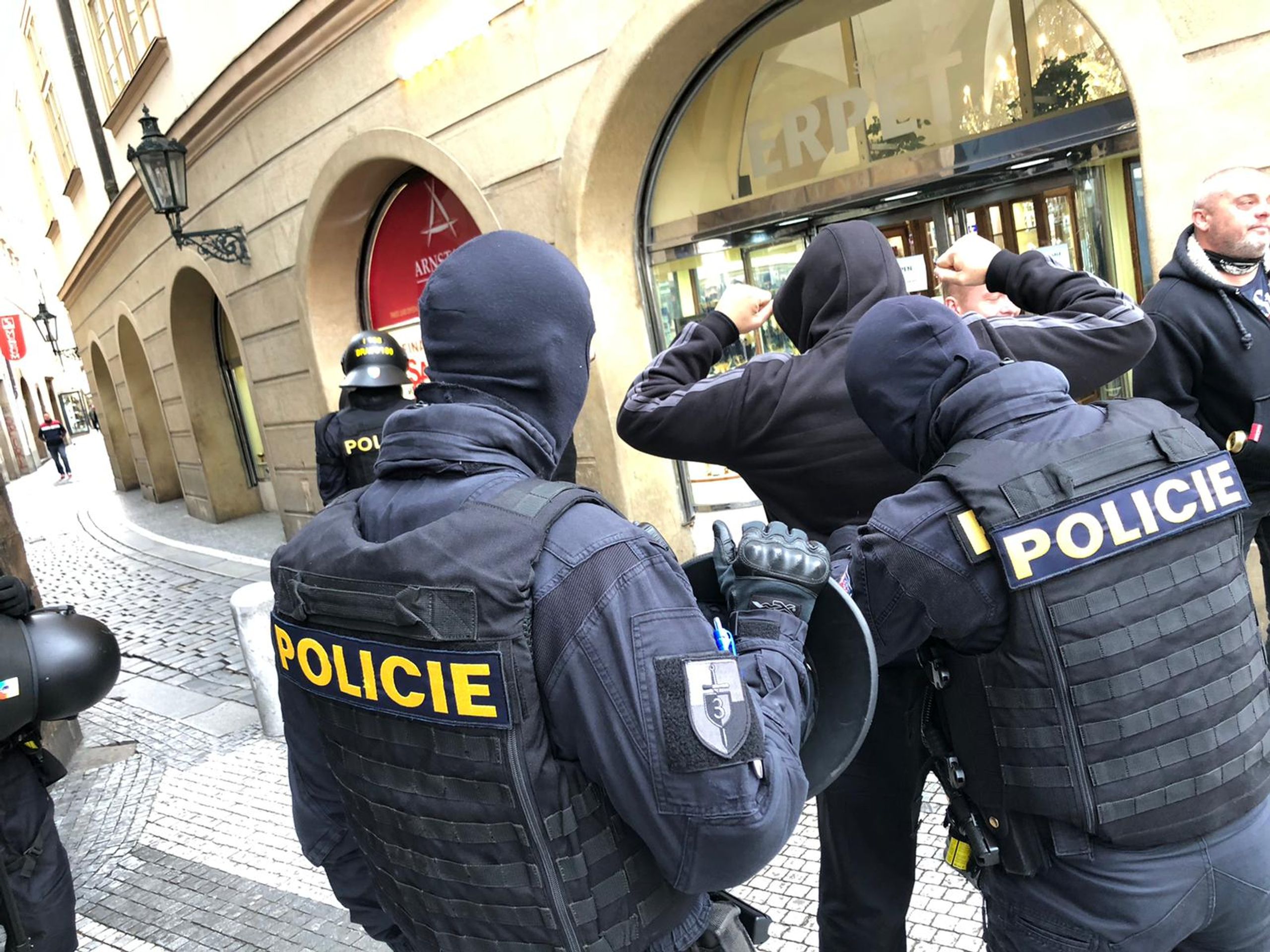 Demonstrace fotbalových chuligánů na Staroměstském náměstí - GALERIE: Demonstrace fotbalových chuligánů v Praze proti opatřením (8/17)