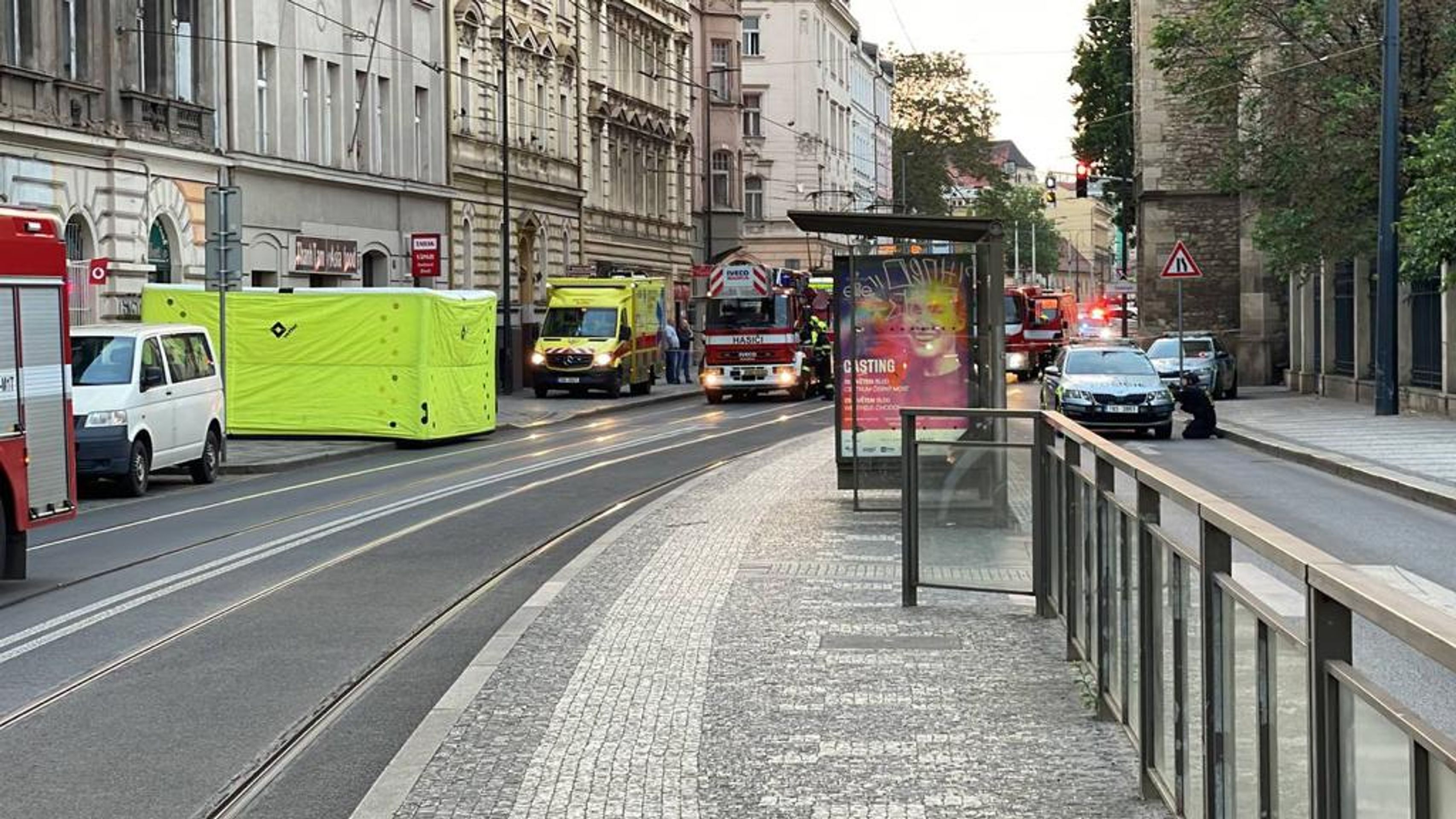 Zabarikádovaný muž v Praze hrozí skokem z okna - Zabarikádovaný muž v Praze hrozí skokem z okna (9/9)